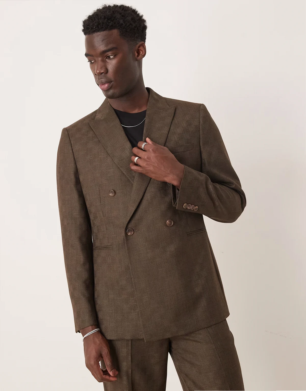 – Schmale Anzugjacke aus braunem Jacquard mit Schachbrettmuster