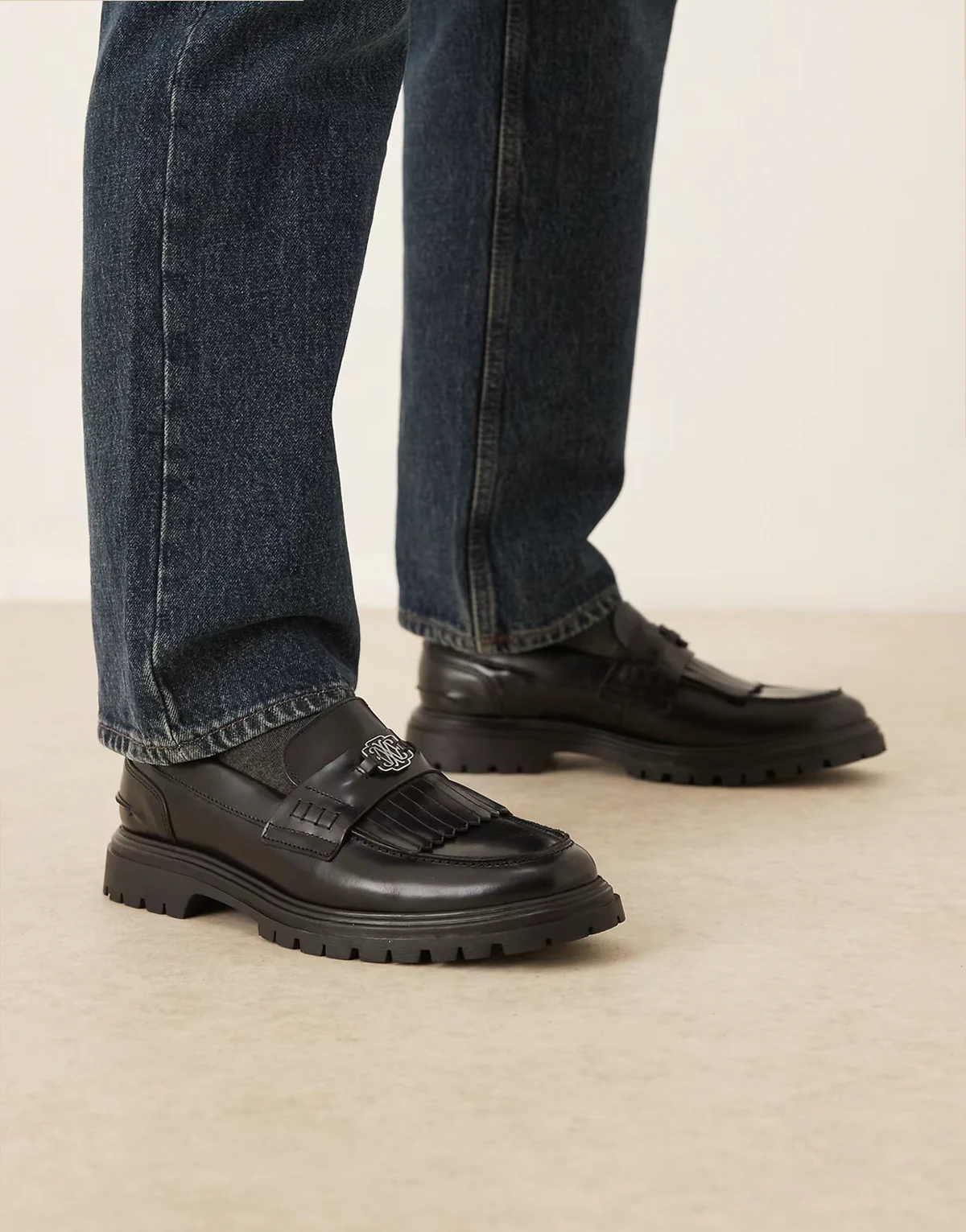 – Made in Portugal – Czarne skórzane loafersy z frędzlami i złotymi okuciami