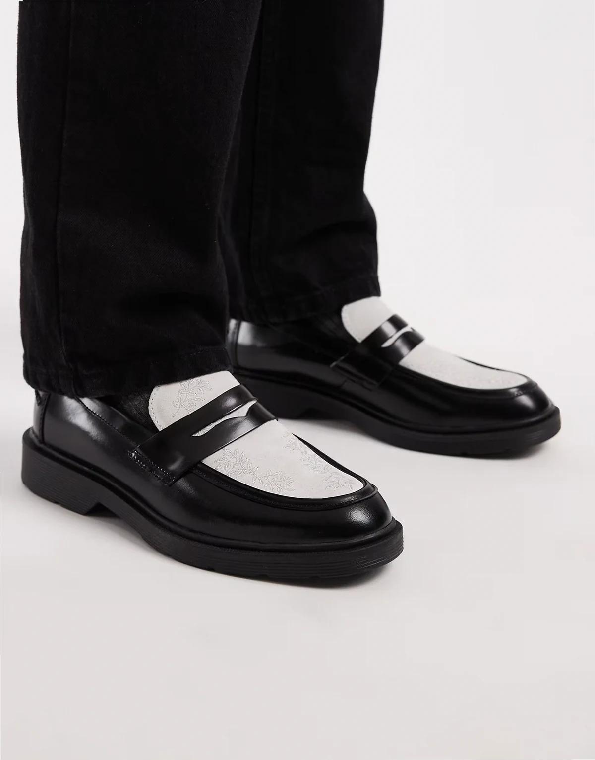 – Czarne skórzane loafersy z kwiatowym wzorem