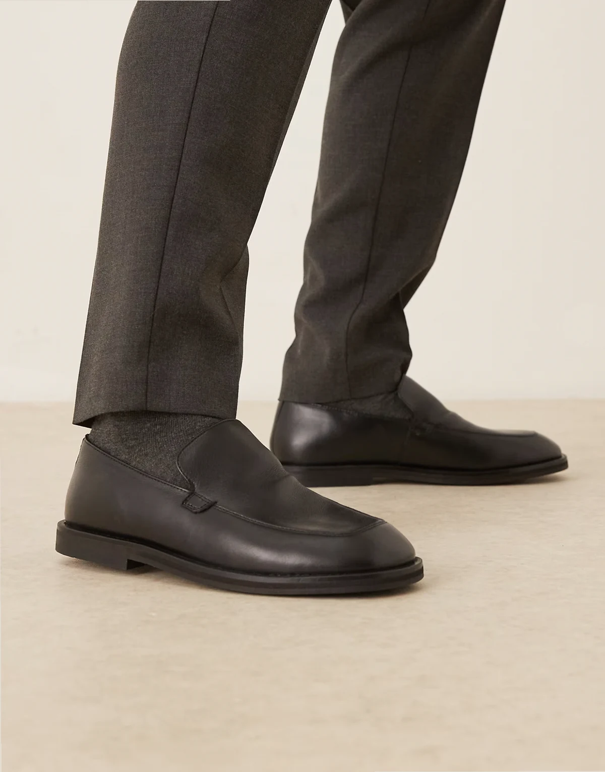 – Czarne loafersy z kwadratowymi noskami