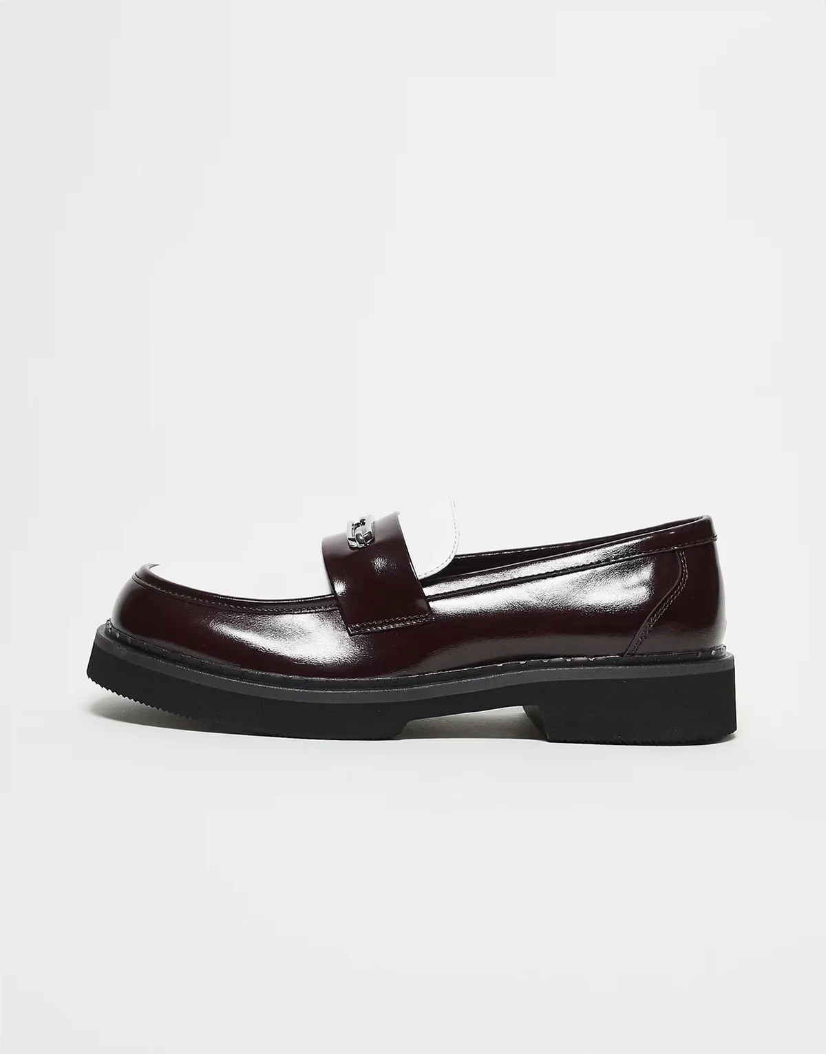 – Bordowo-białe loafersy ze srebrną sprzączką