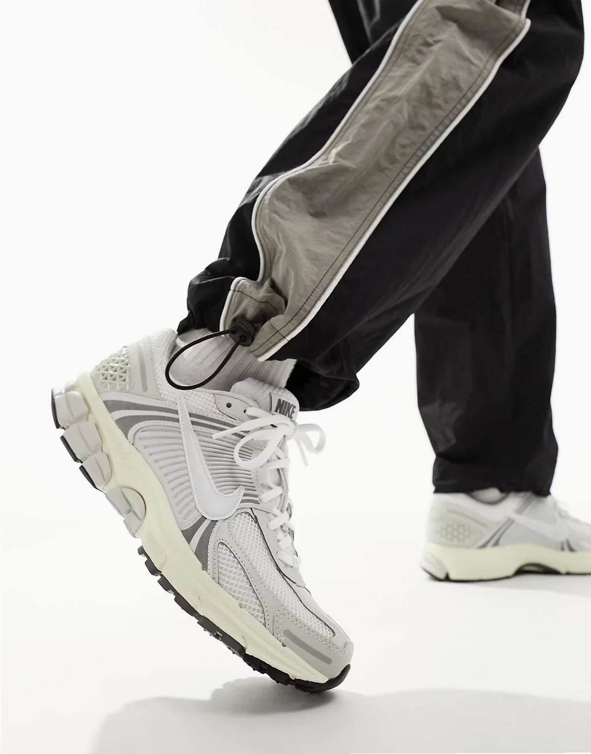 Zoom Vomero 5 sneakers in white and gray