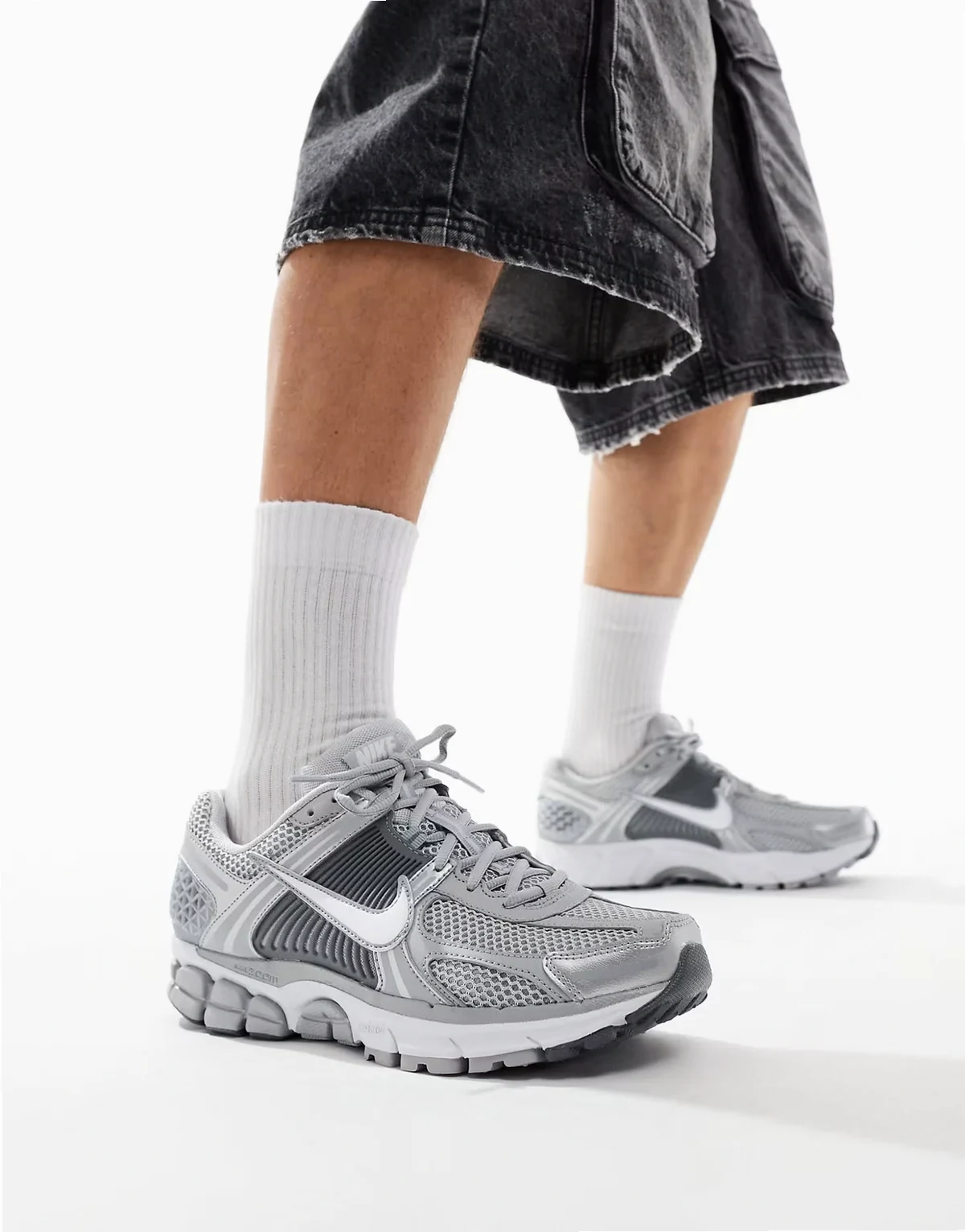 Zoom Vomero 5 sneakers in gray and silver