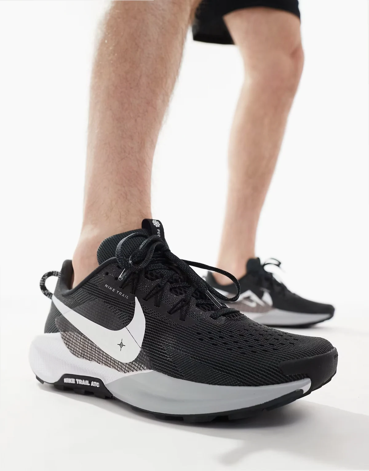 Reactx Pegasus Trail 5 sneakers in black and white