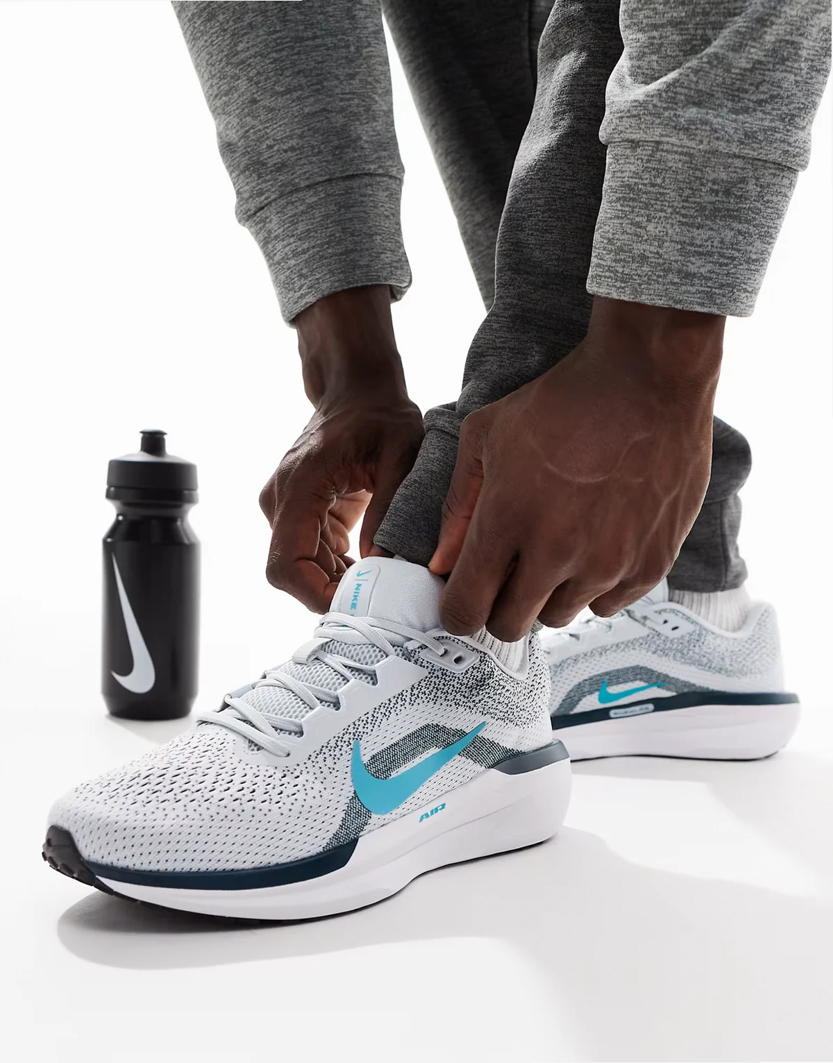 Winflo 11 sneakers in white and blue