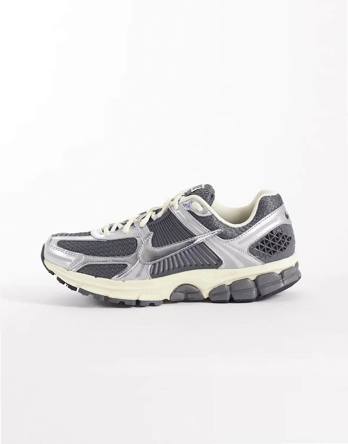 Zoom Vomero 5 sneakers in gray and metallic silver