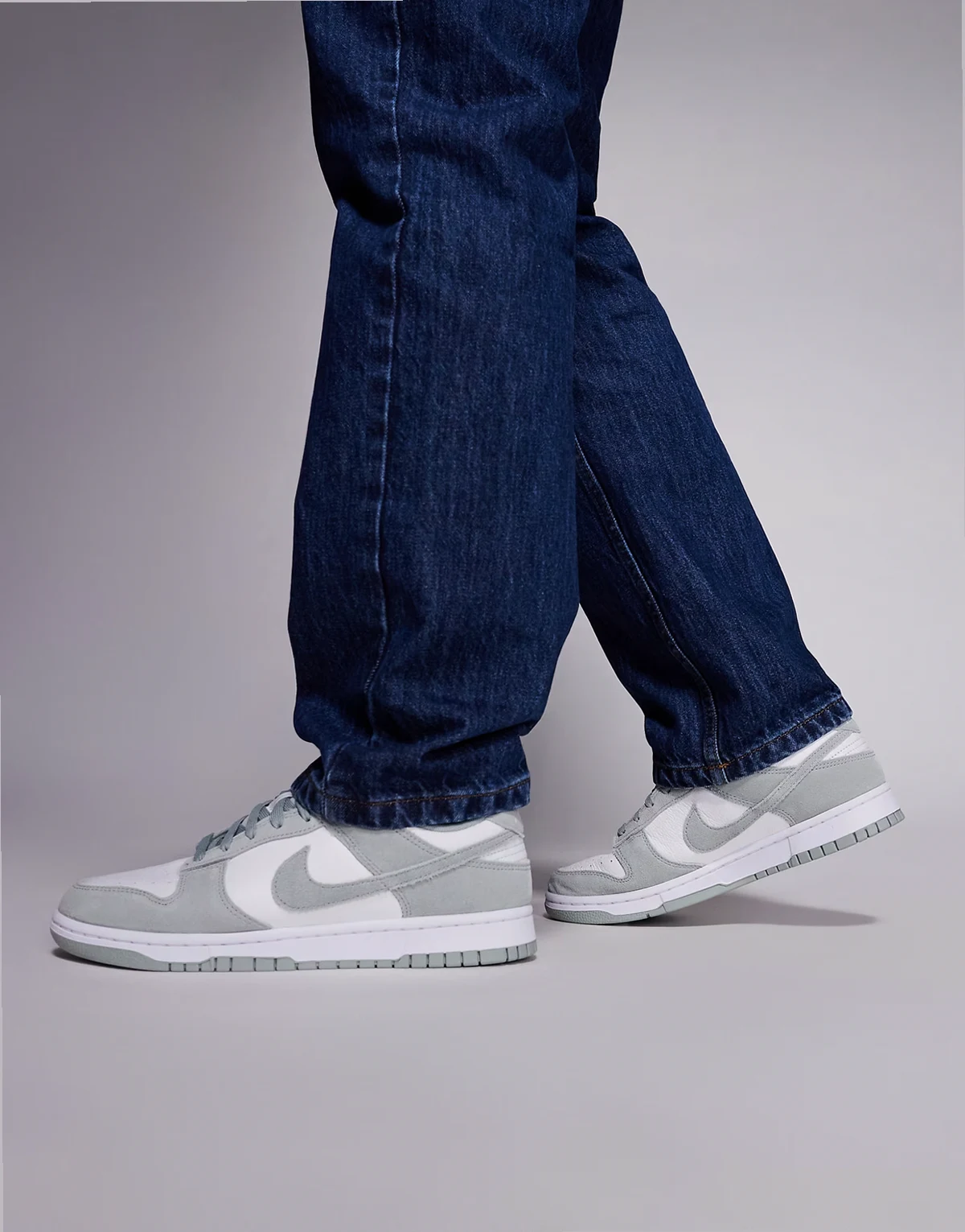 Dunk Low Retro SE sneakers in gray and white
