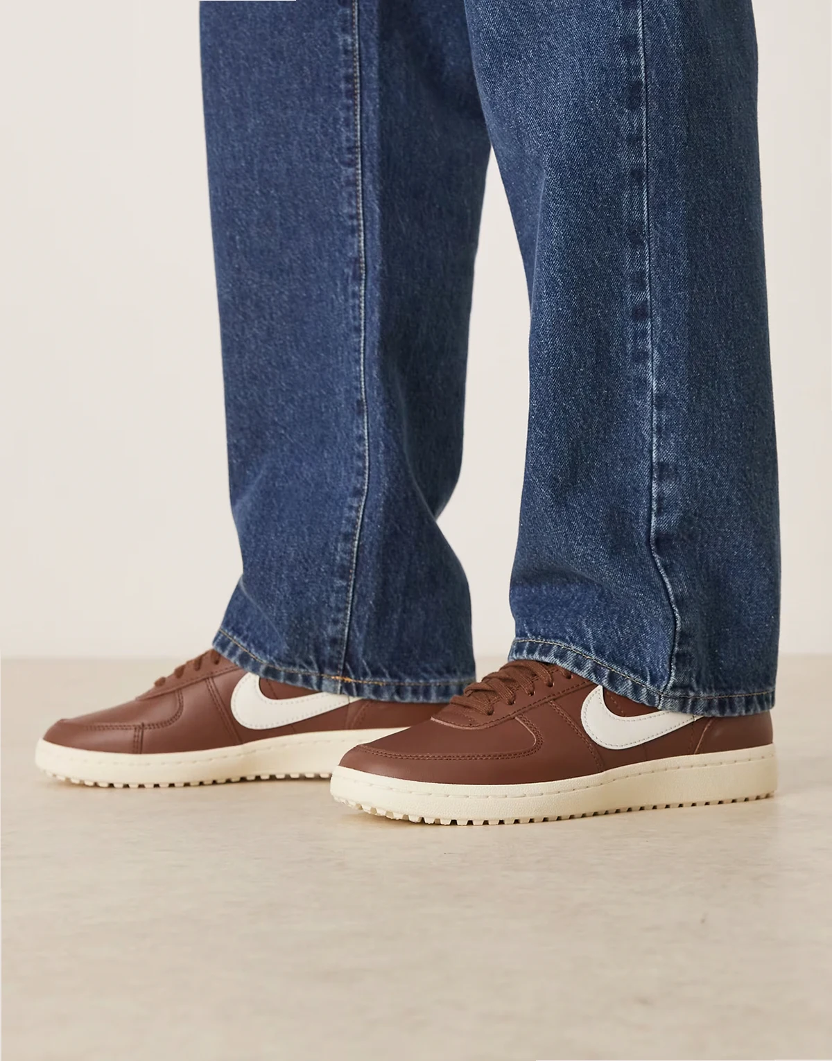 Field General sneakers in brown and off white