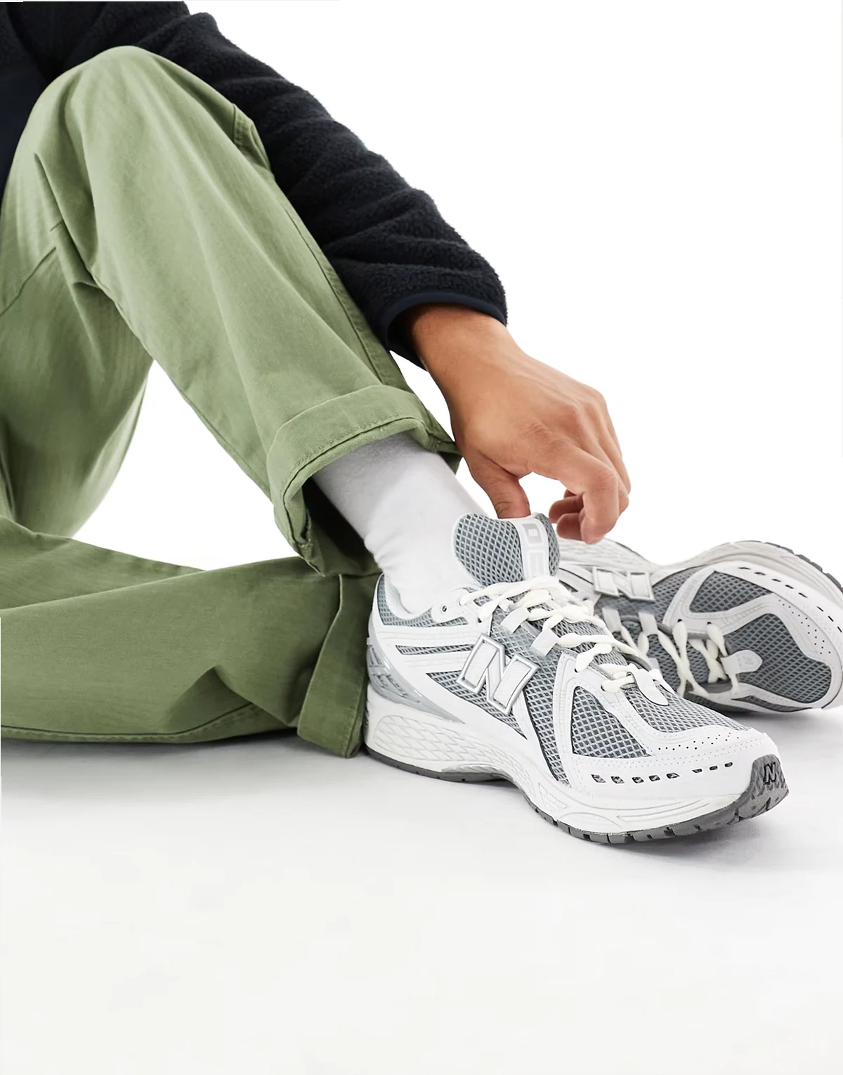 1906 unisex sneakers in gray and white detail