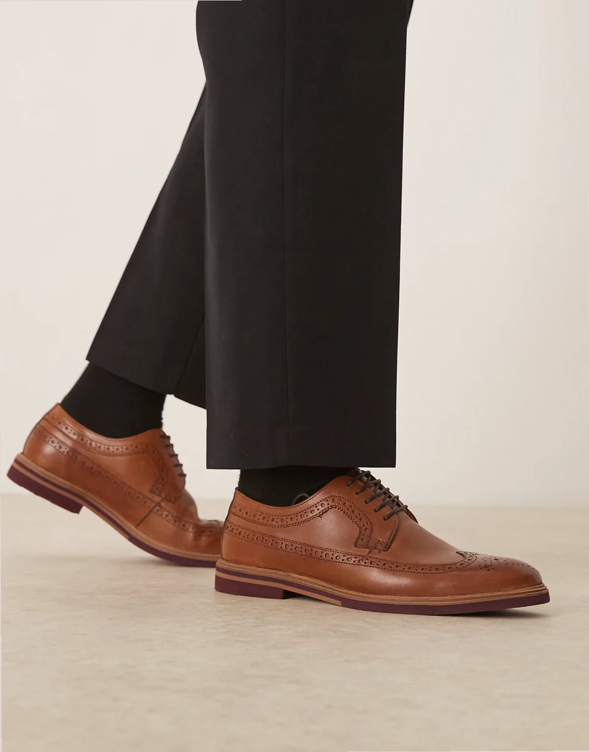 – Schnürschuhe im Budapester-Stil aus Leder in Hellbraun