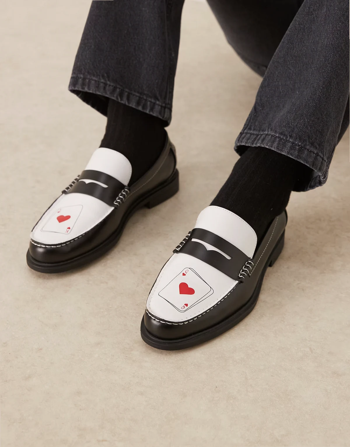 – Penny-Loafer in Schwarz mit Kartenprint