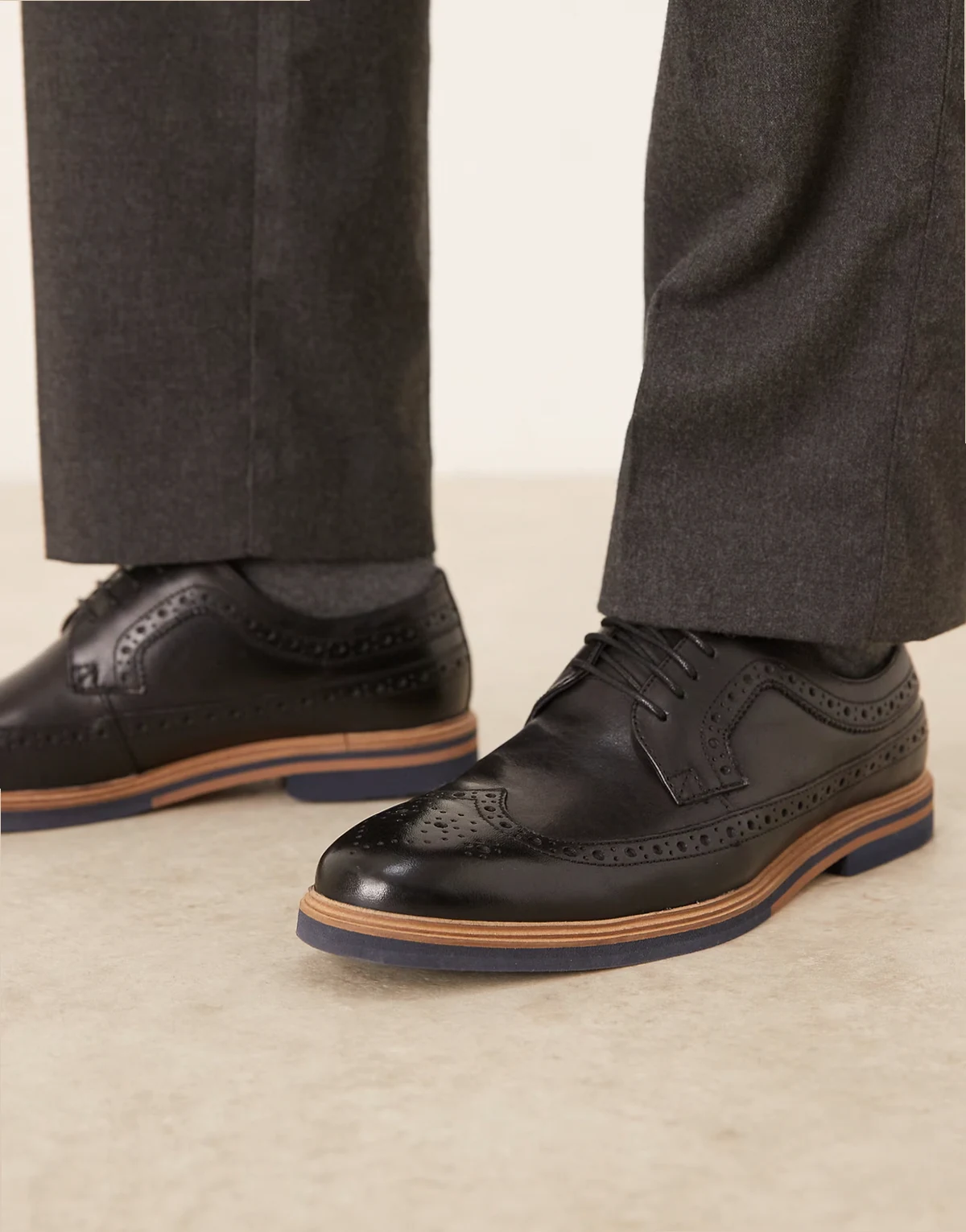 – Schnürschuhe im Budapester Stil aus schwarzem Leder