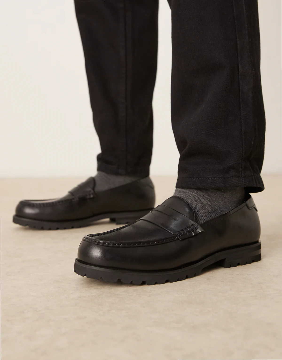 – Leder-Loafer in Schwarz mit Profilsohle