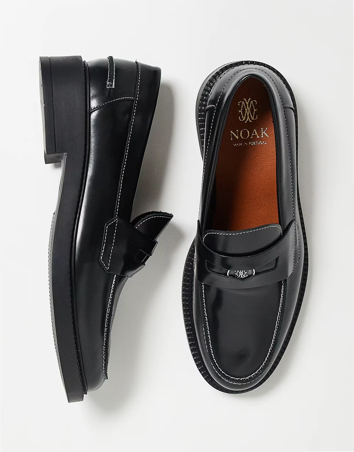 – Made in Portugal – Penny-Loafer aus Leder in Schwarz mit Kontrastnaht und goldfarbenem Besatz