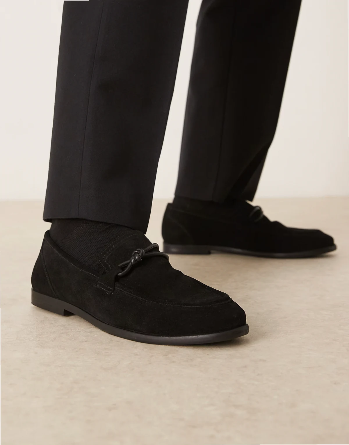 – Schmale Loafer aus Wildleder in Schwarz