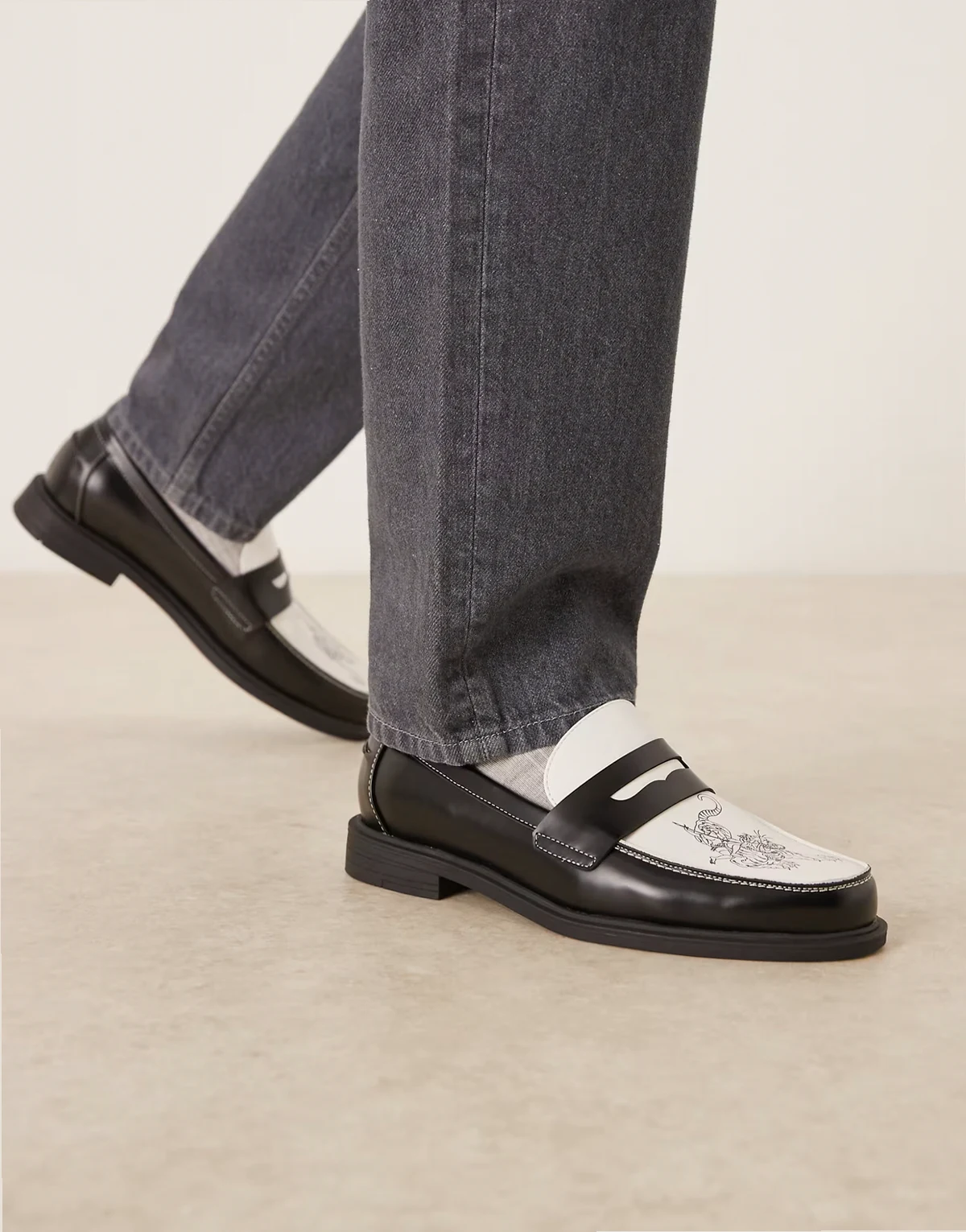 – Zweifarbige Penny-Loafer mit Tiger-Grafik