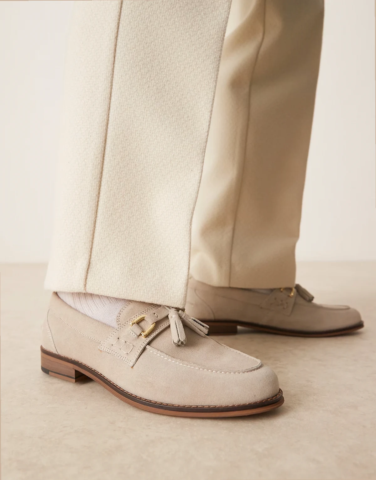 – Loafer aus Wildleder in Grau mit Quasten