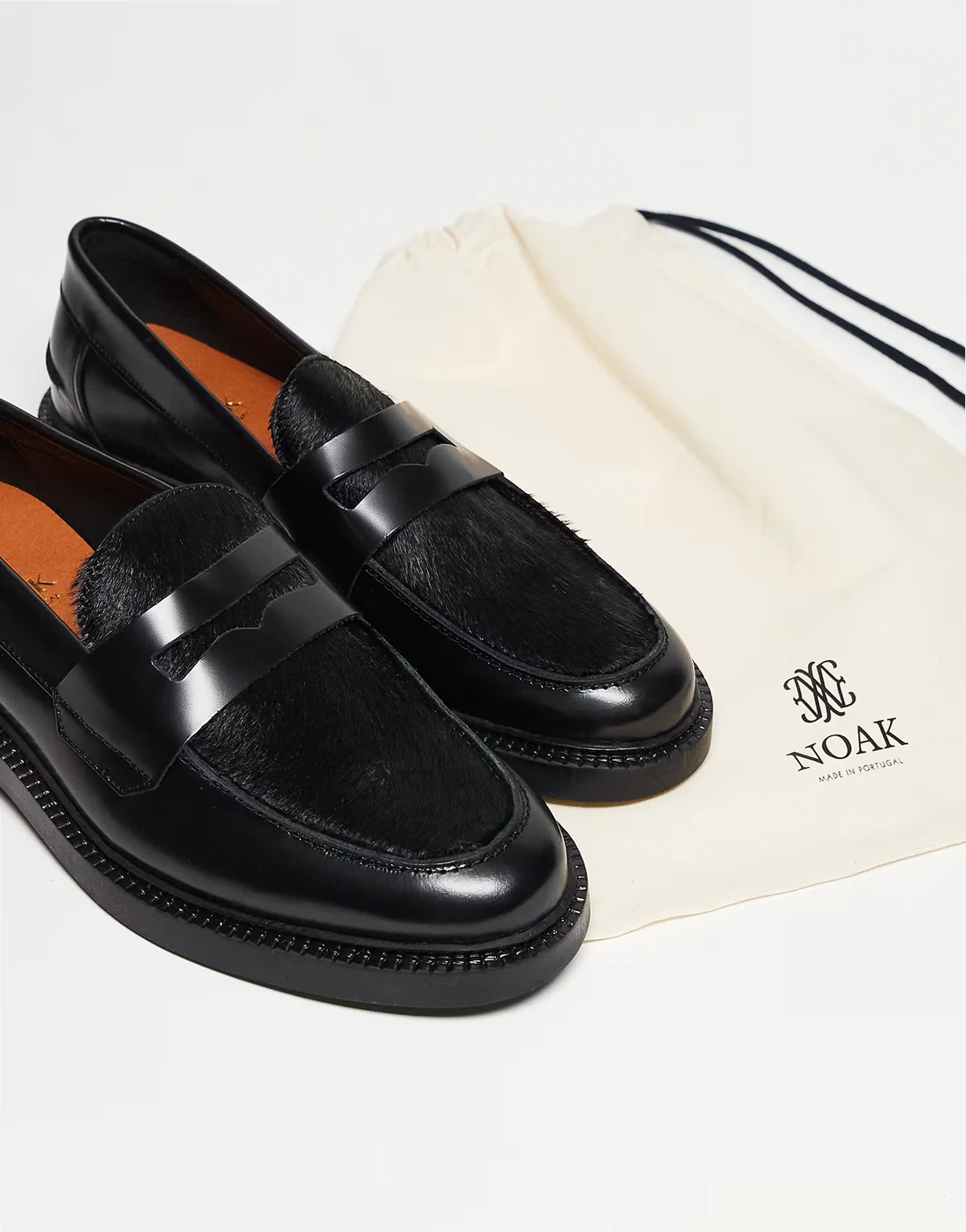 – Made in Portugal – Penny-Loafer aus Leder in Schwarz mit Schuhblatt in haariger Kuhfelloptik