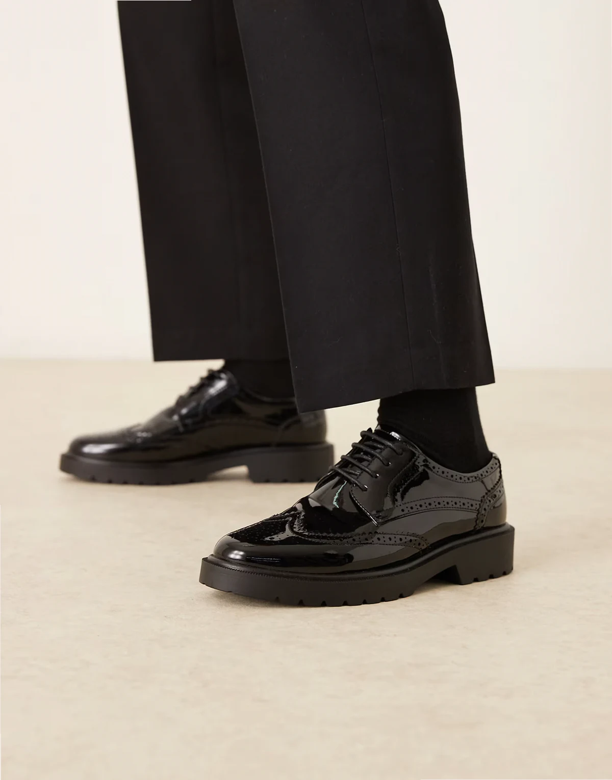 – Brogue-Schuhe in Schwarz mit Profilsohle