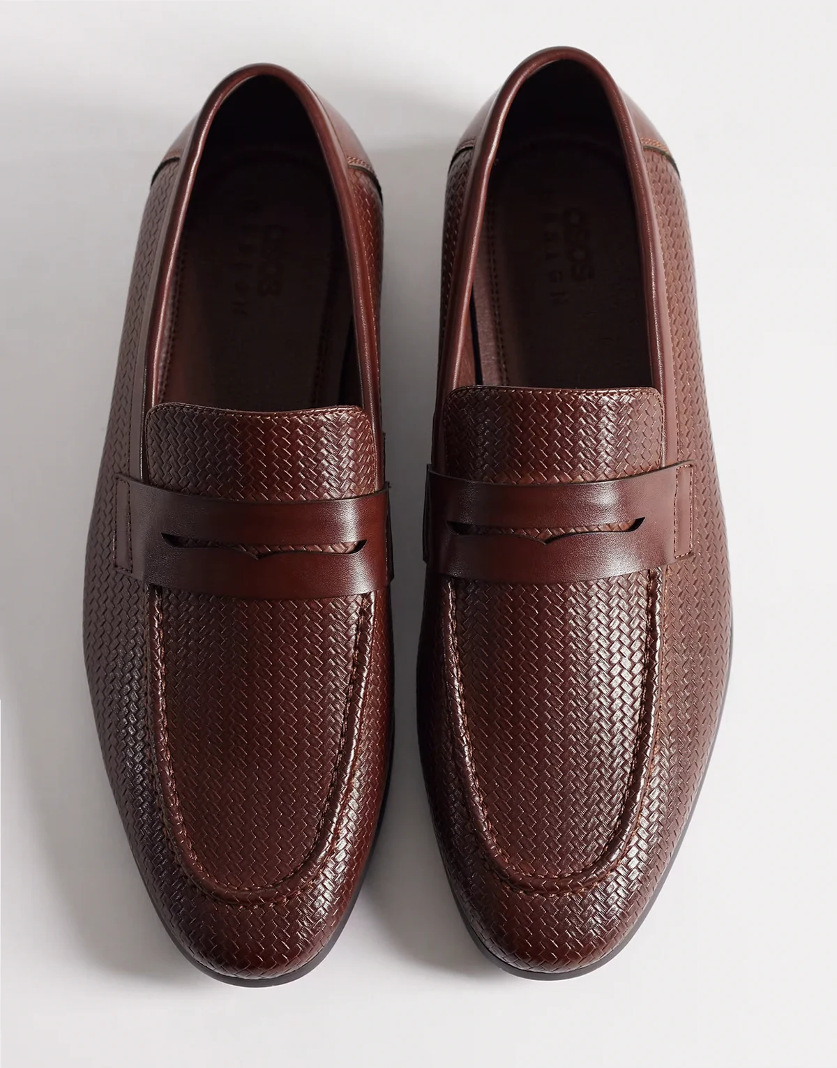 – Loafer in Braun mit geprägter Webstruktur und Natursohle