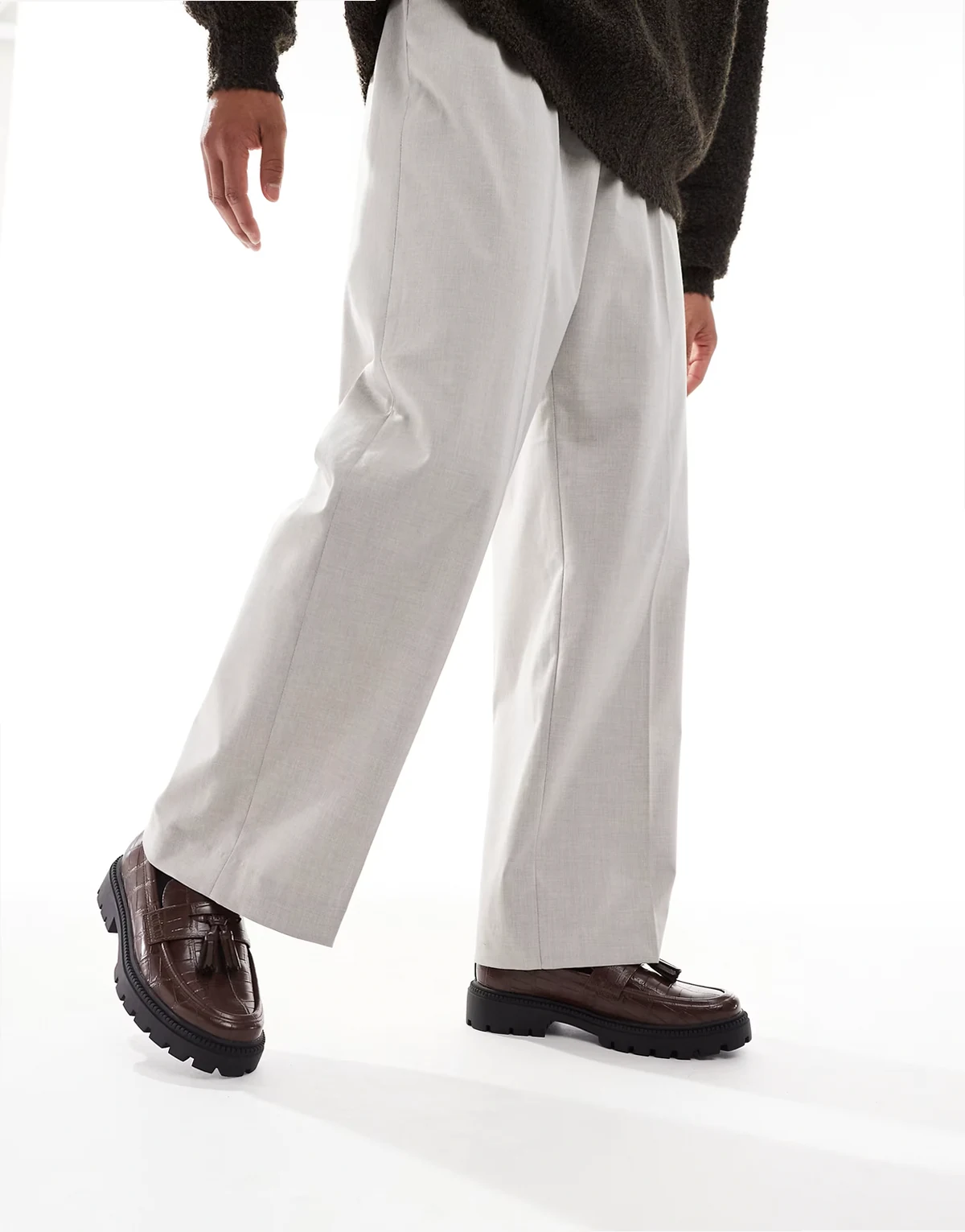 – Brązowe loafersy w kowbojskim stylu z podeszwą z bieżnikiem