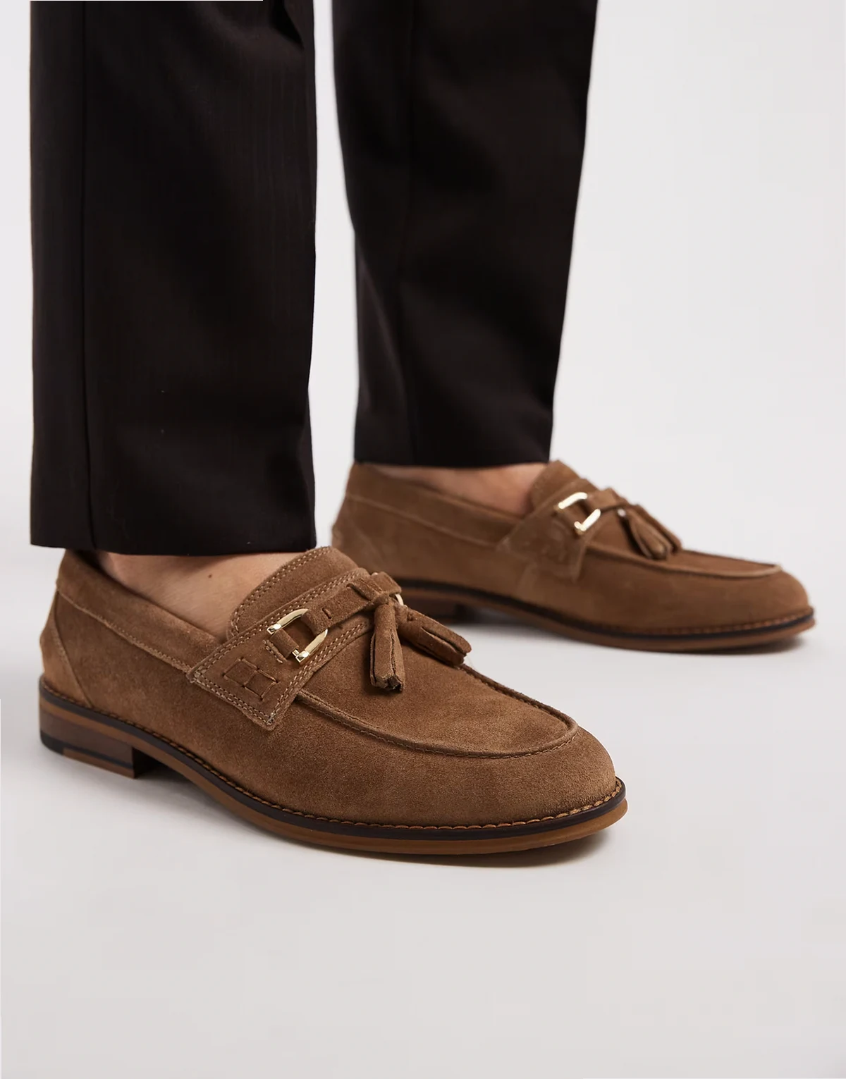 – Loafer aus taupefarbenem Wildleder mit goldfarbenen Metalldetails