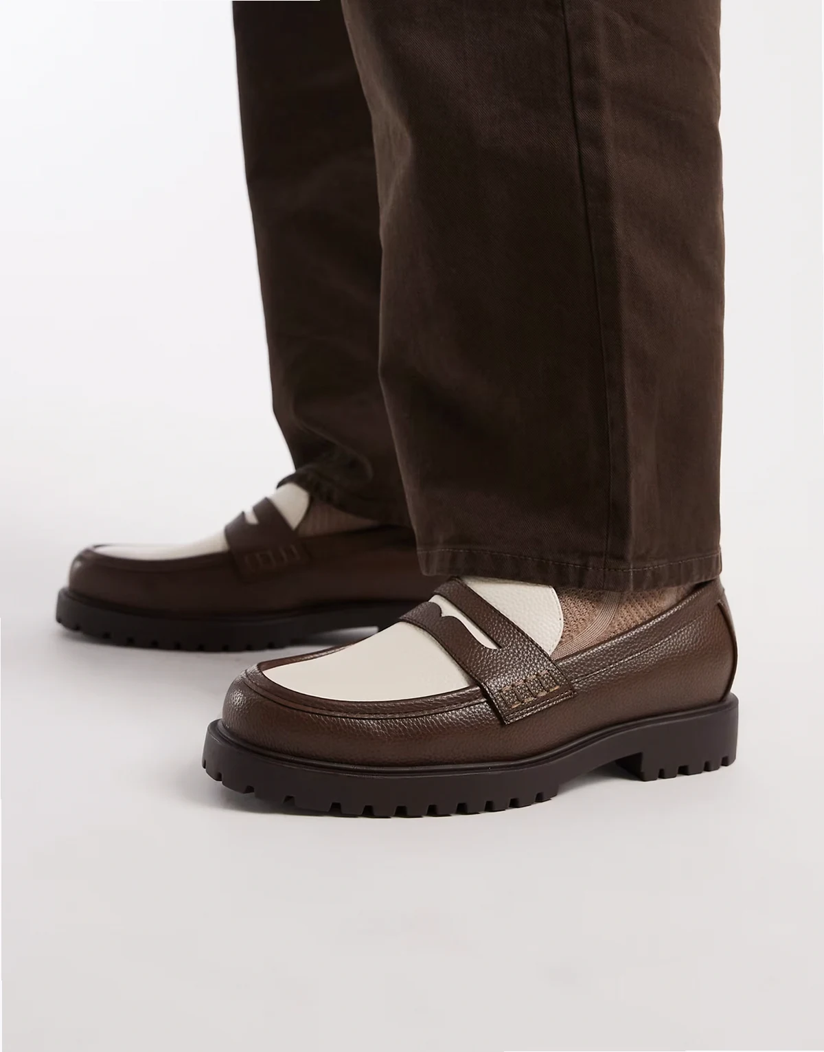 – Loafer in Braun und Cremeweiß mit Profilsohle