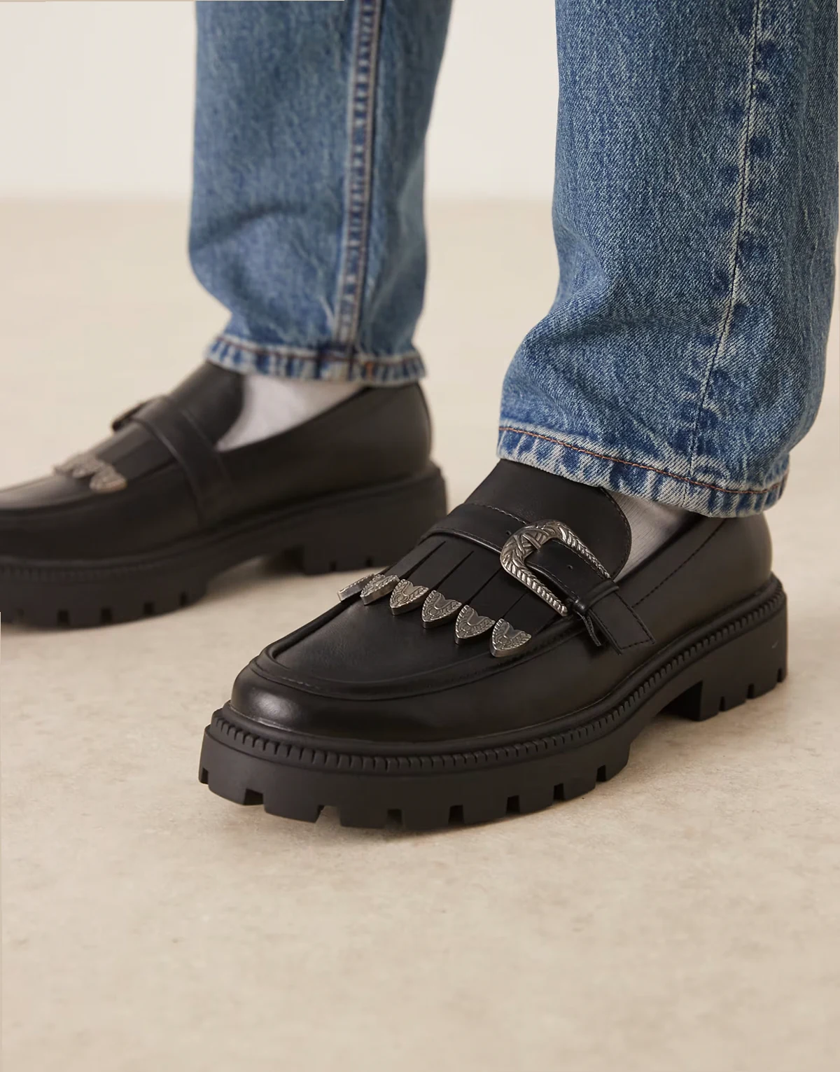 – Czarne loafersy z kowbojską klamrą