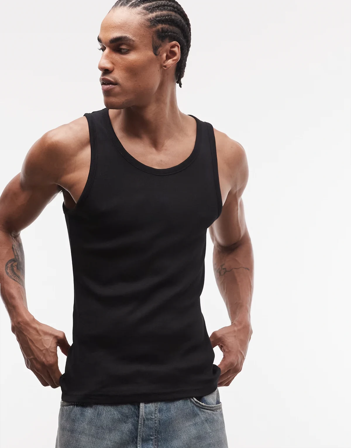 – Trägershirt in Schwarz mit normalem Schnitt