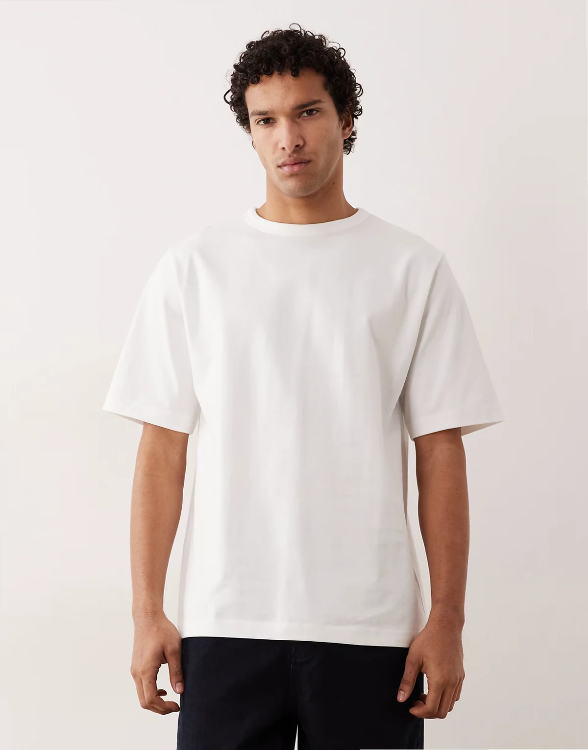 – Biały gruby T-shirt oversize z dżerseju
