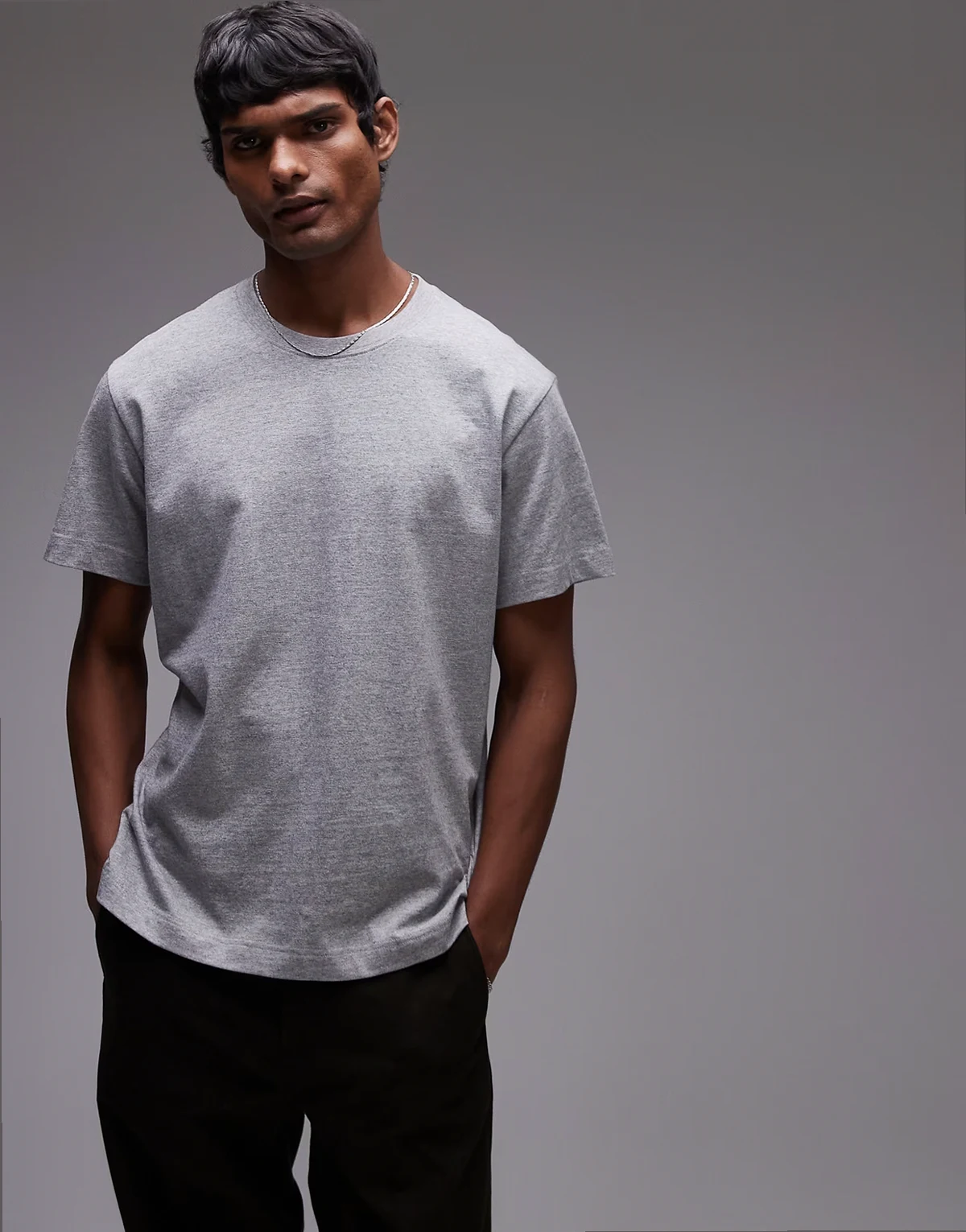 – Jasnoszary gruby T-shirt z dżerseju