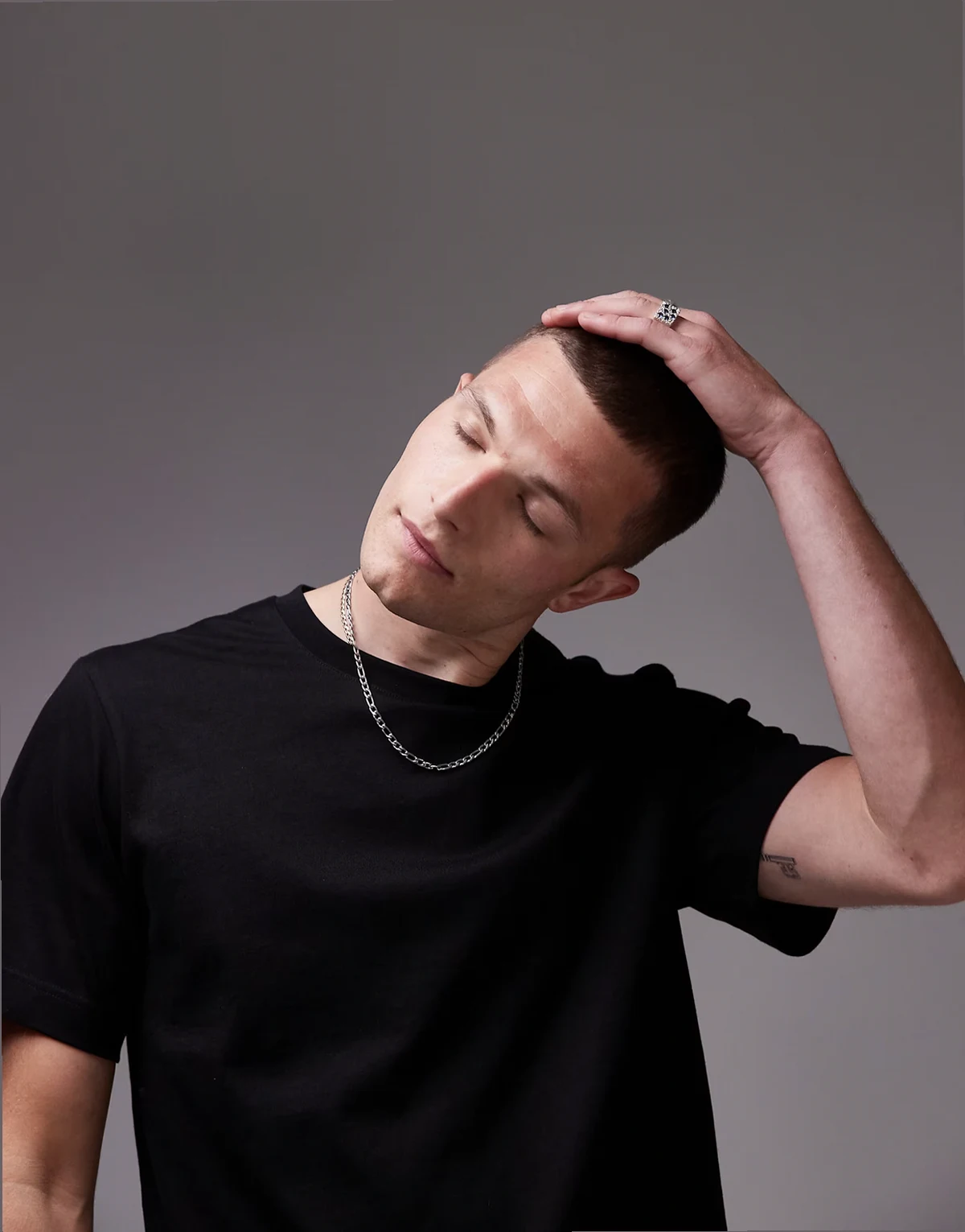 – Czarny T-shirt z grubego dżerseju