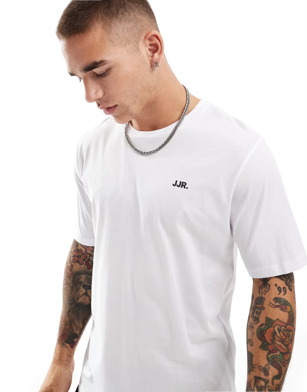 – Biały T-shirt z małym logo na piersi