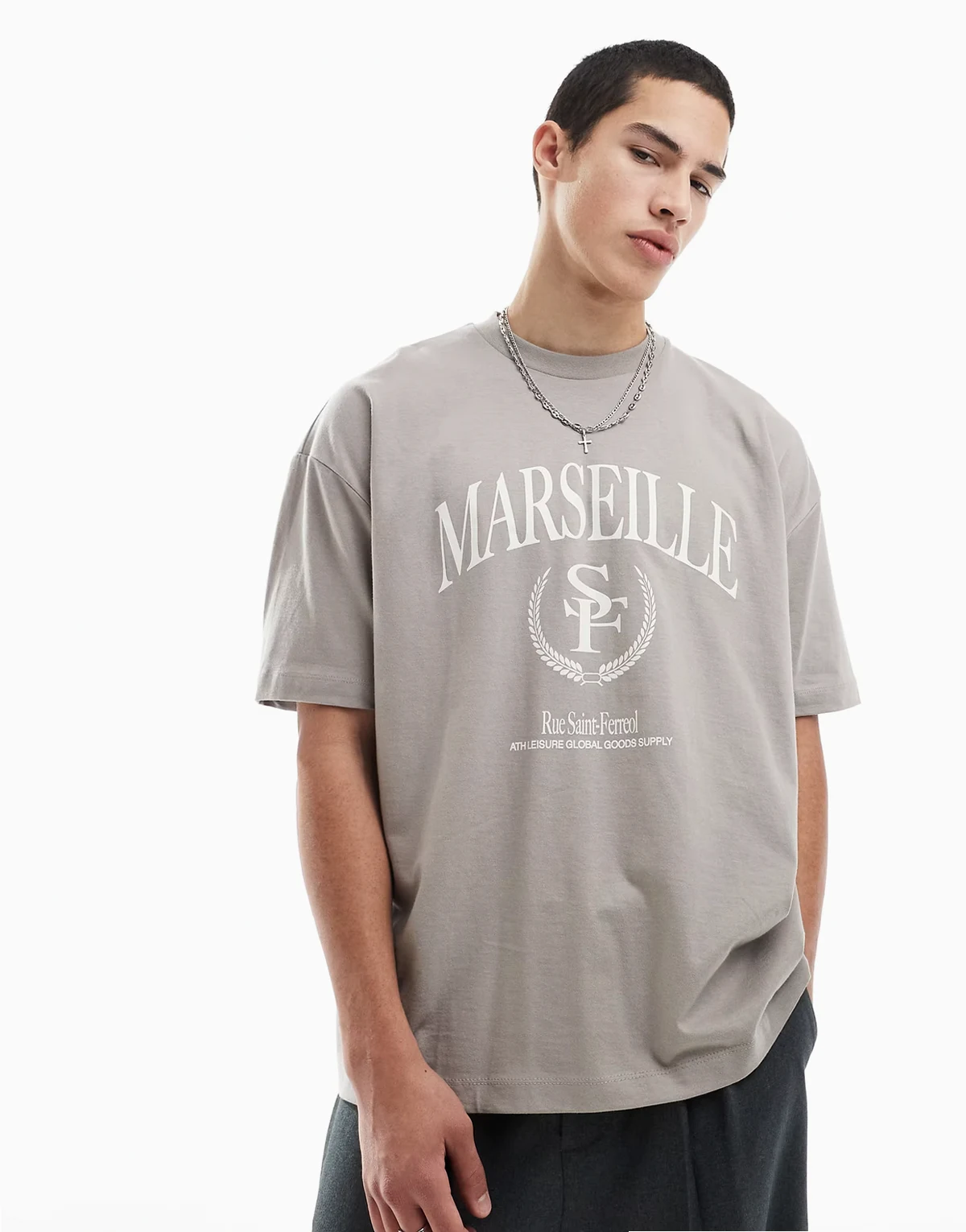 – Brązowy T-shirt oversize z uczelnianą grafiką