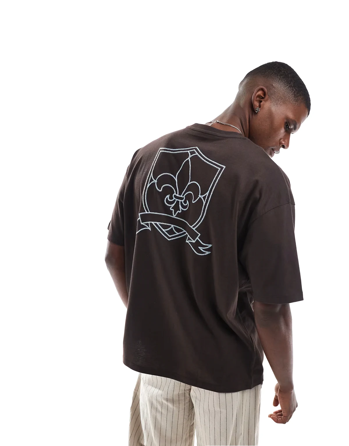 – Ciemnobrązowy T-shirt oversize z haftem w uczelnianym stylu