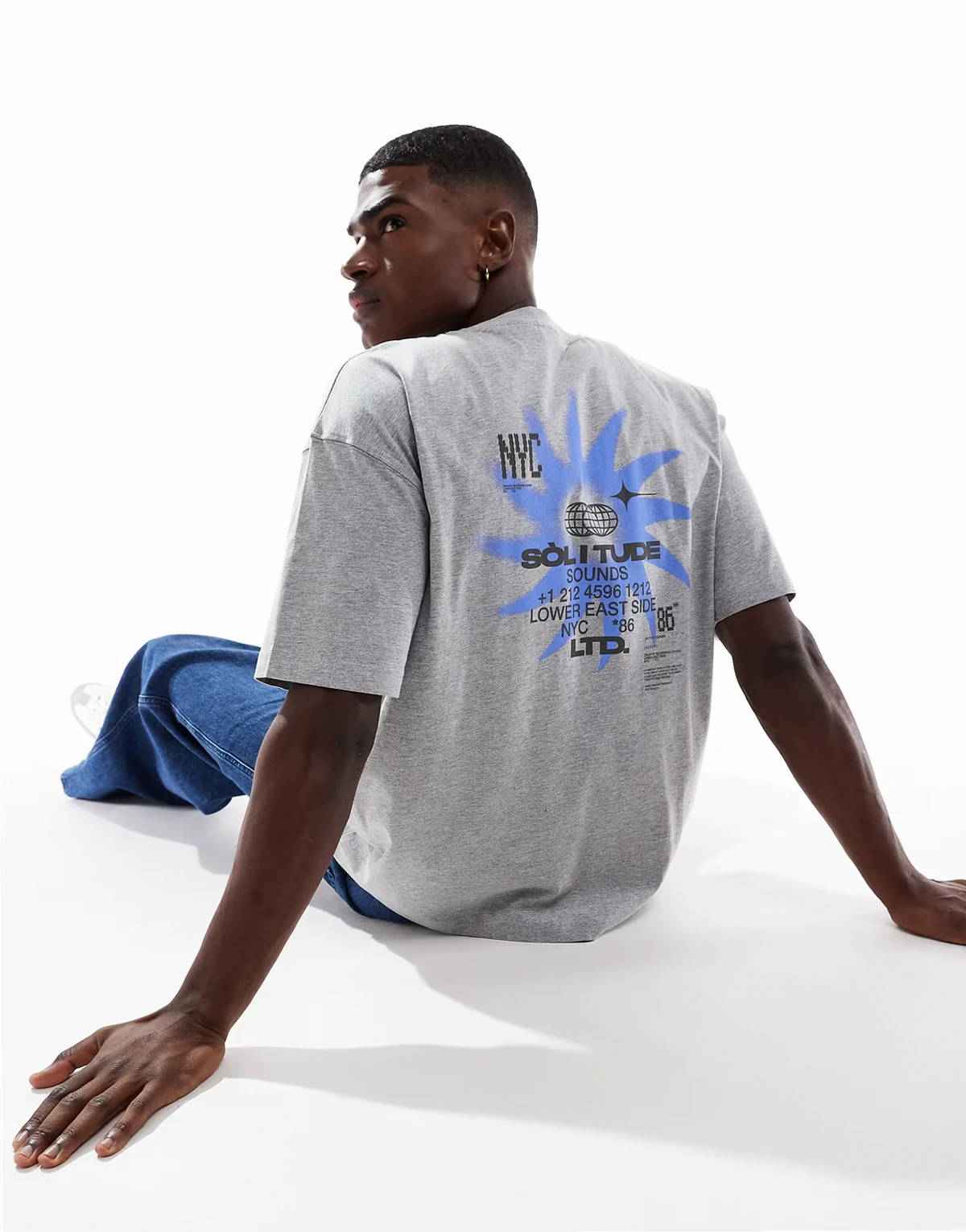 – Szary melanżowy T-shirt oversize z grafiką z astronomicznym motywem