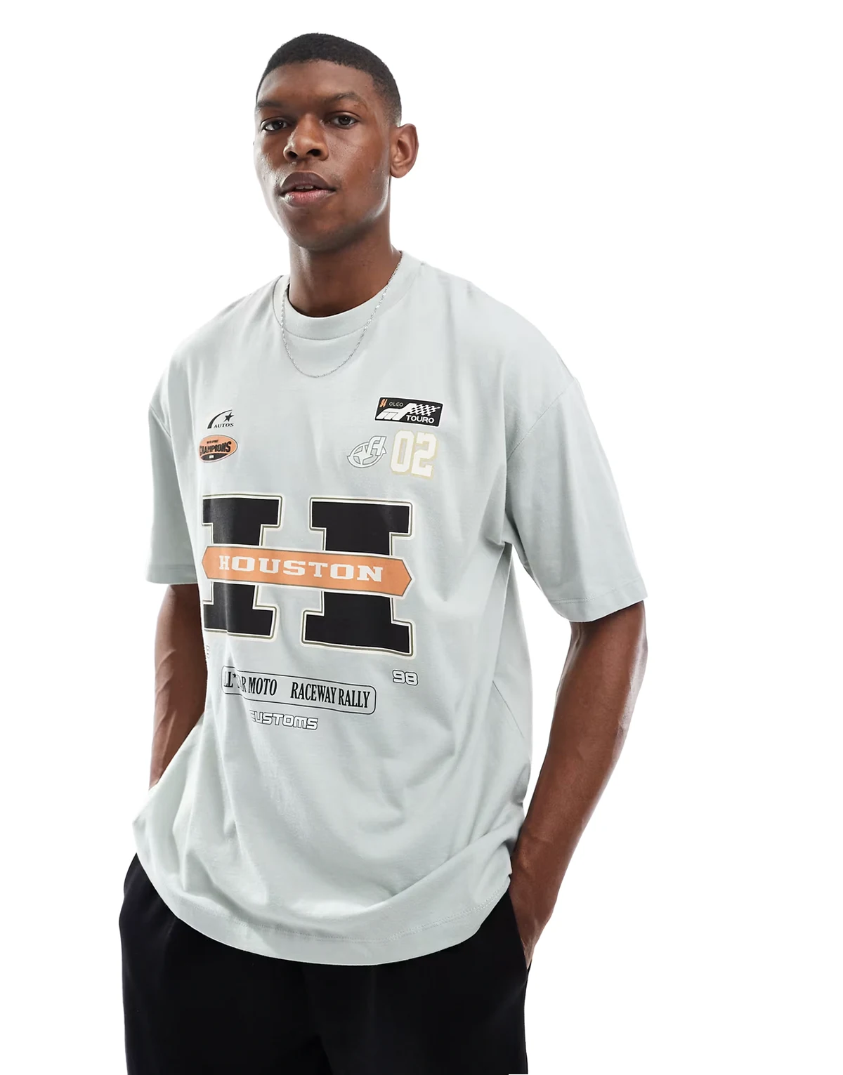– Szaroniebieski T-shirt oversize ze sportową grafiką