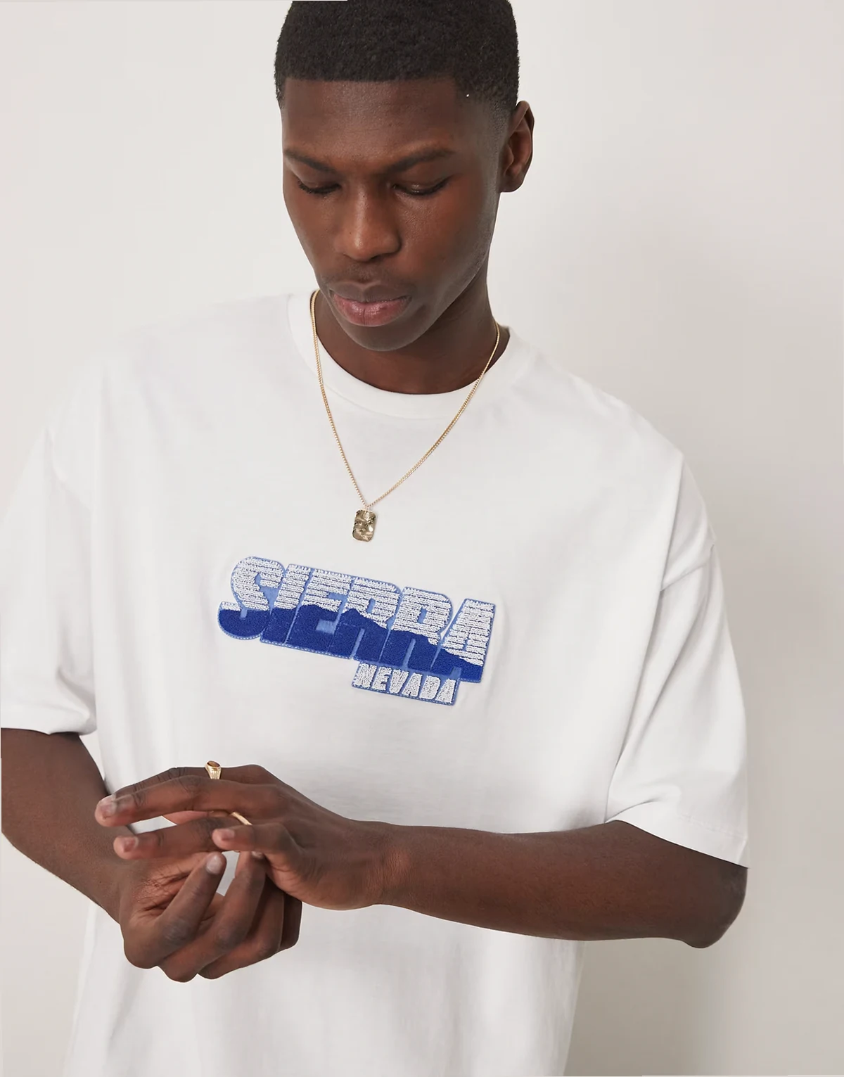 – Biały T-shirt oversize z grafiką z miastem na piersi