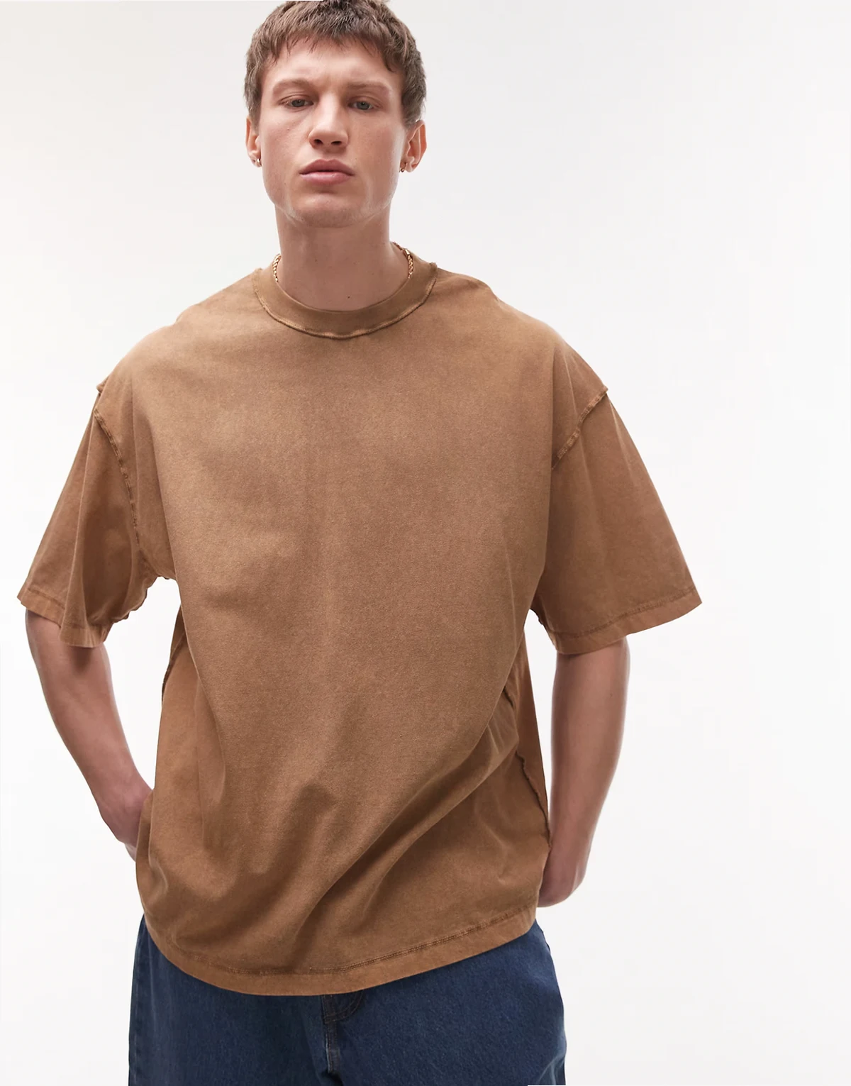 – Brązowy T-shirt extreme oversize z surowymi szwami