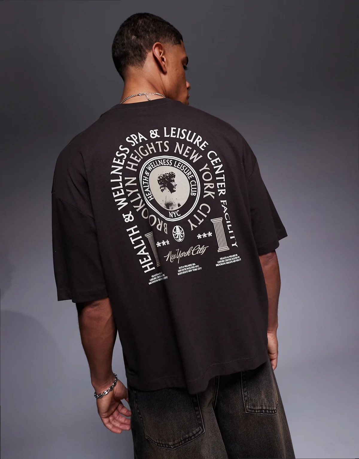 – Brązowy T-shirt oversize o pudełkowym kroju z grafiką w uczelnianym stylu