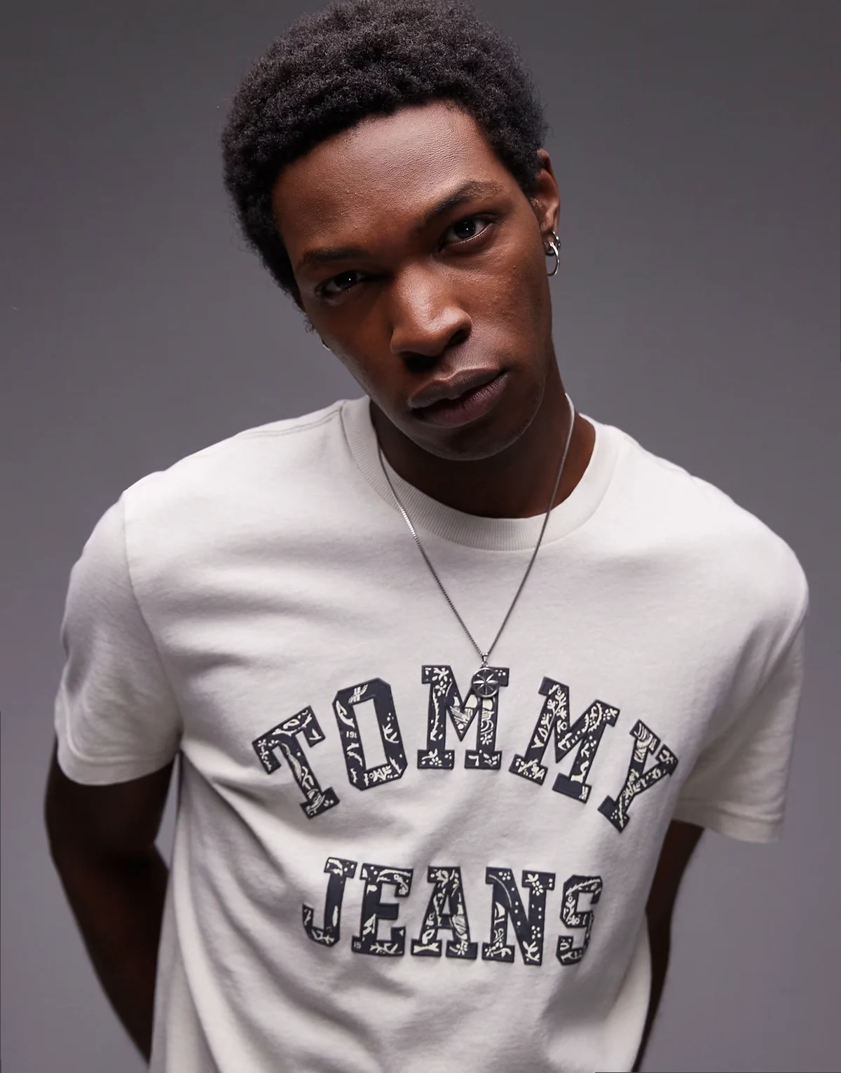 paisley varsity logo t-shirt in off white