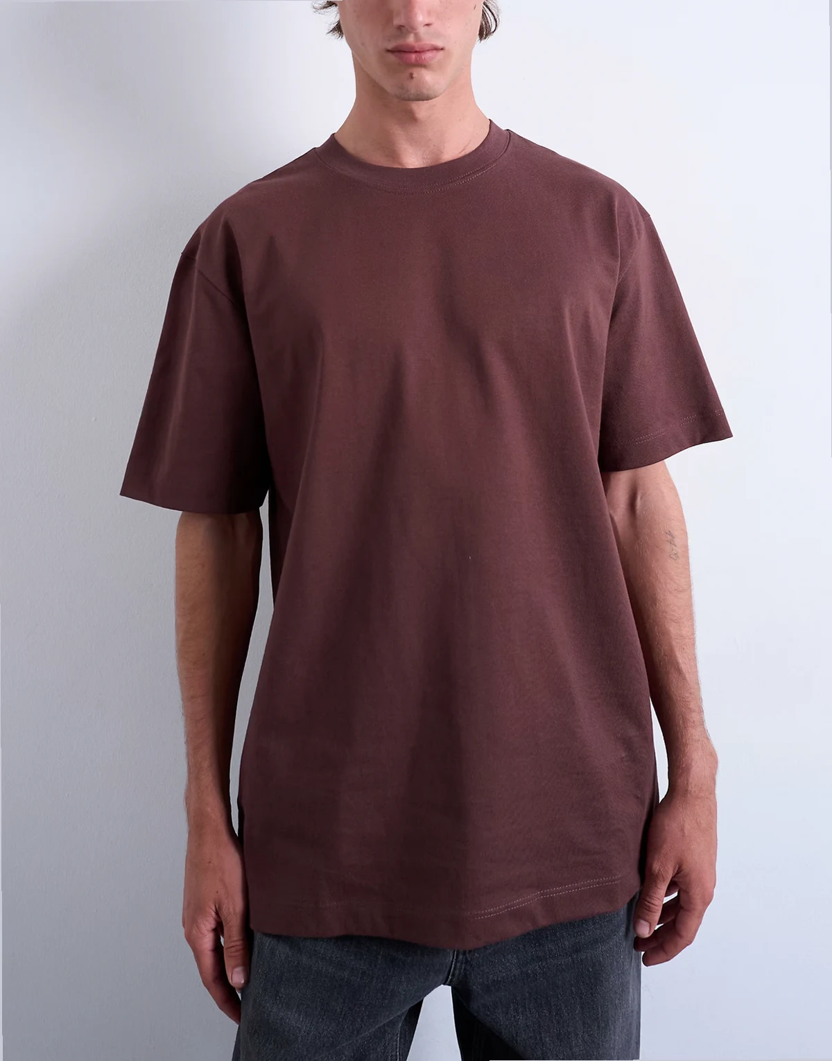 – Brązowy T-shirt o luźnym kroju