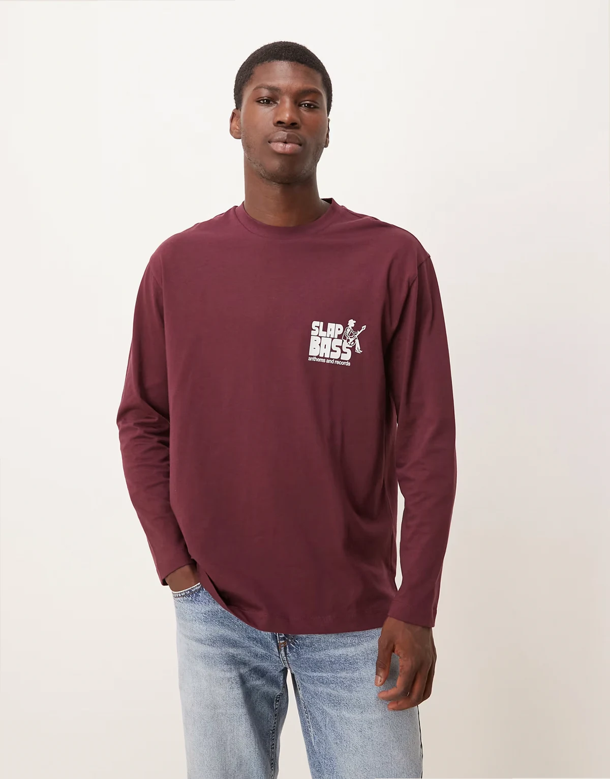 – Langärmliges legeres T-Shirt in Burgunderrot mit Printdetail