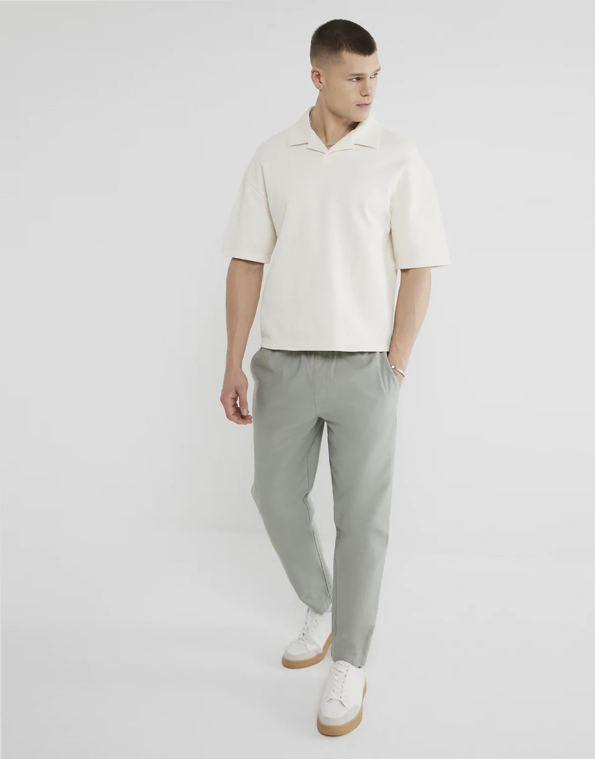 – Wciągane jasnozielone spodnie z imitacji lnu