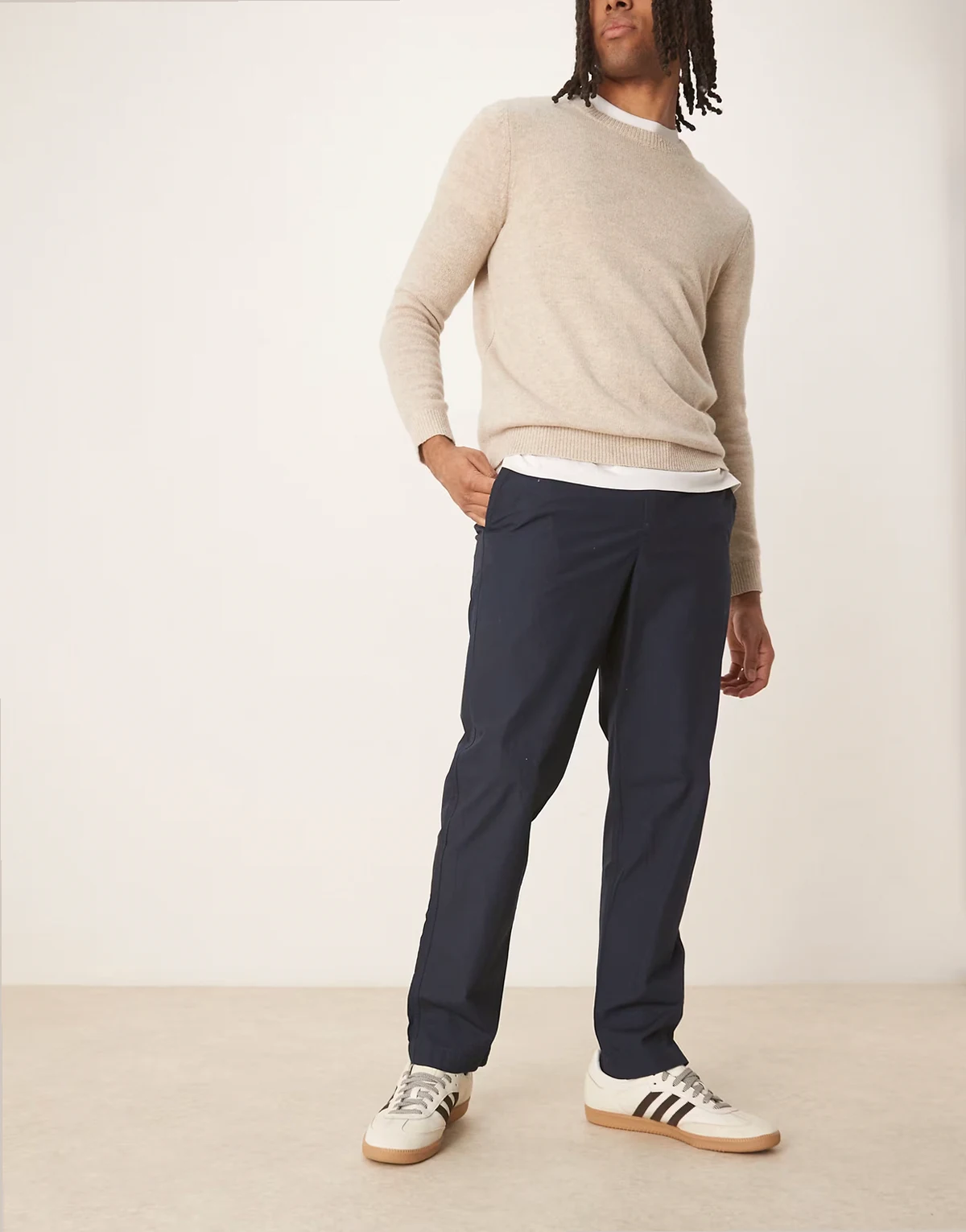 – Bawełniane granatowe spodnie z elastyczną talią