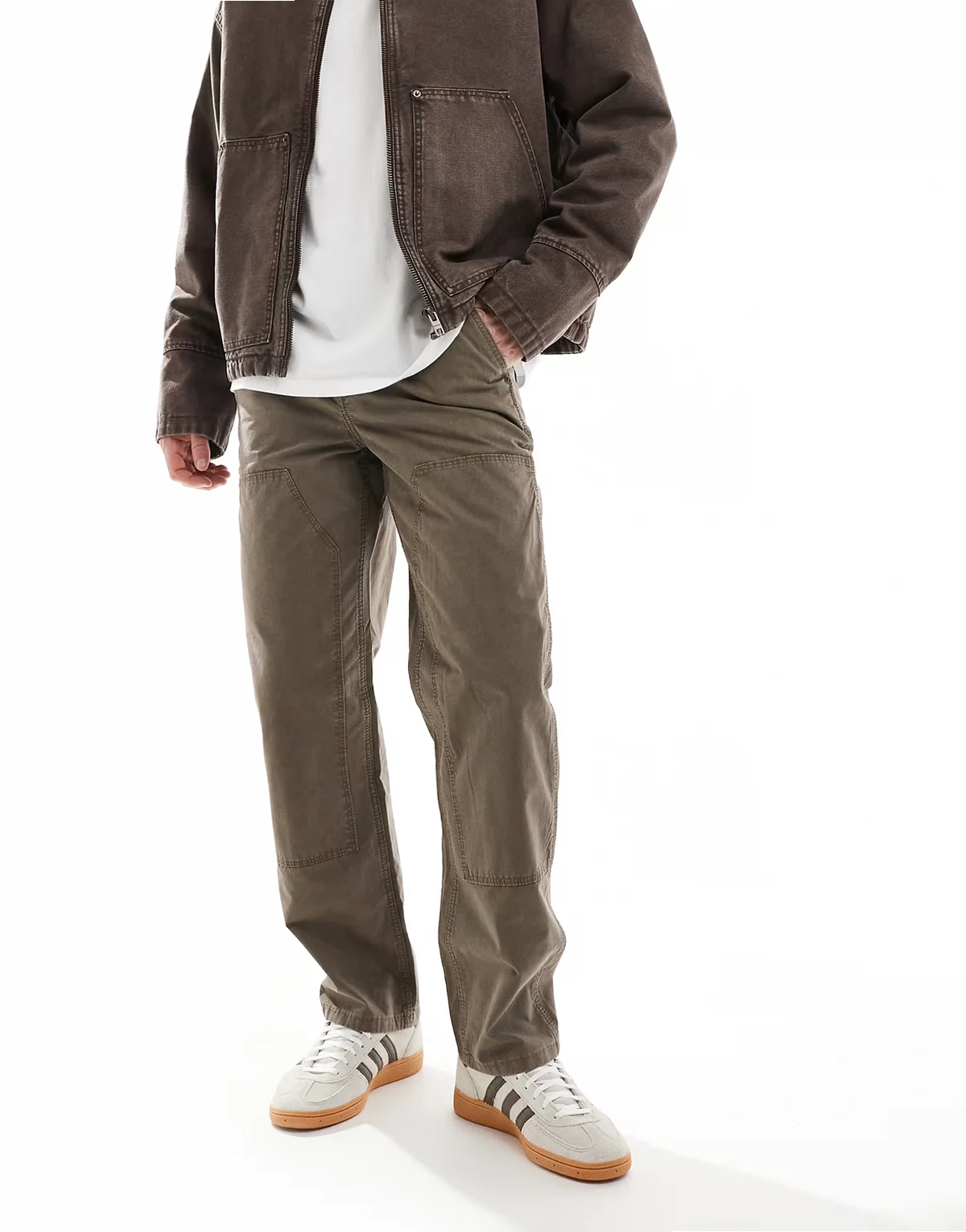 – Brązowe luźne spodnie typu worker