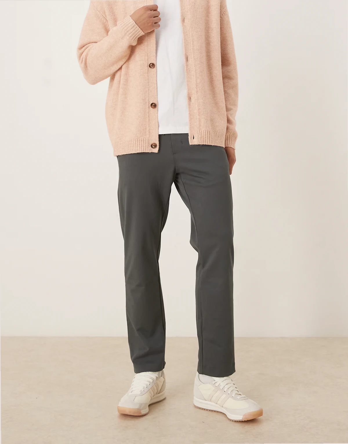 – Ciemnozielone dopasowane spodnie z wiązaniem w talii