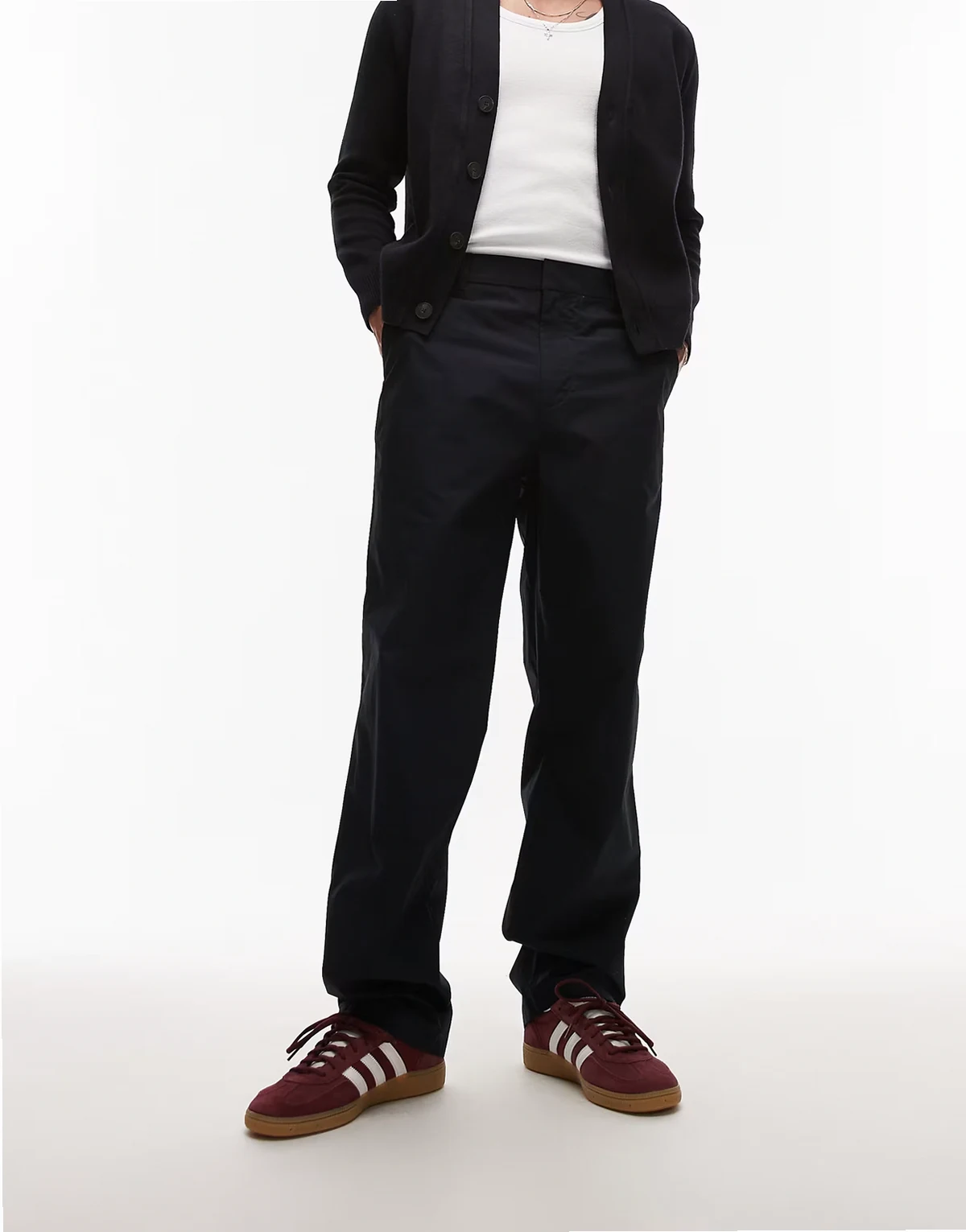 – Granatowe wciągane lekkie spodnie z czystej bawełny