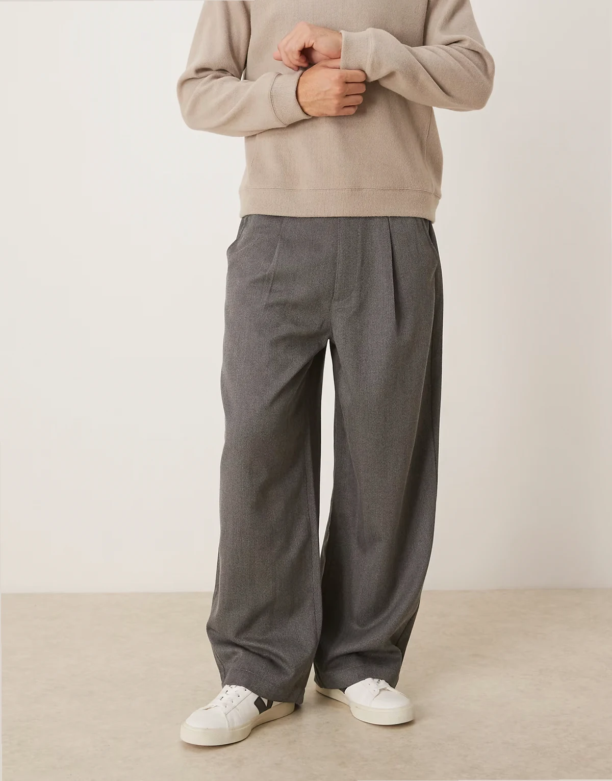 – Szare wciągane spodnie baggy oversize z imitacji wełny