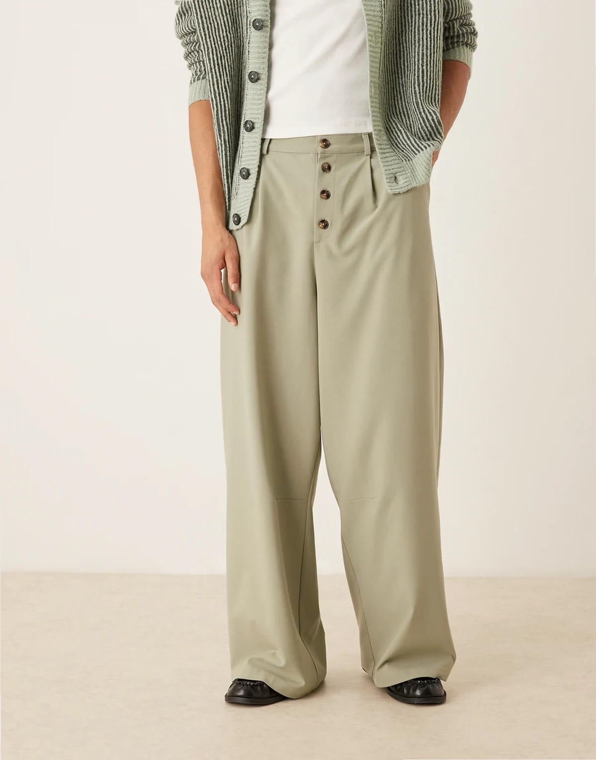 horseshoe pants with pinstripe in sage